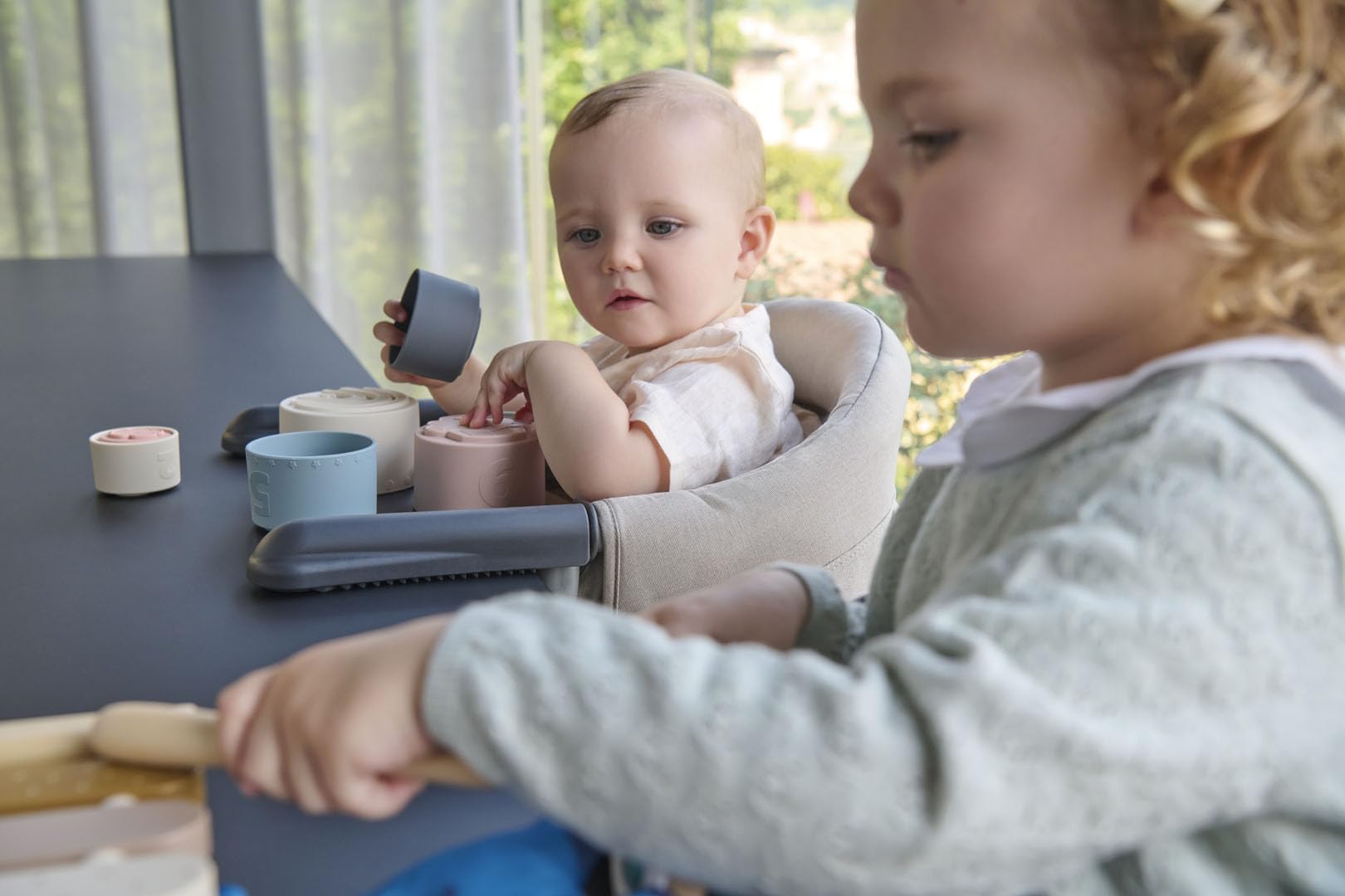 Inglesina Fast, Seggiolino da Tavolo Pieghevole, Beige (Desert Beige), Facile da Trasportare, Lavabile, Installazione Sicura, Fino a 15 kg, 35 x 27 42 cm