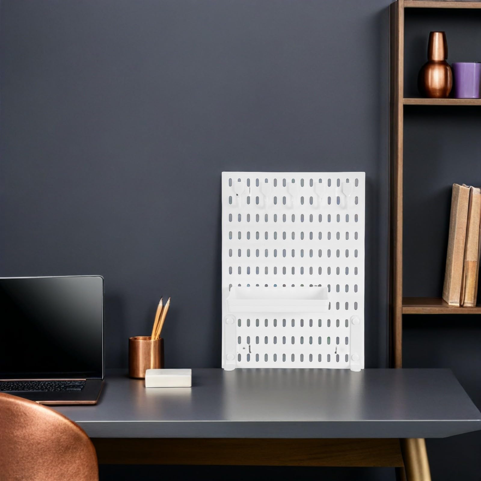 HOMSFOU Organizador de Escritorio y Compartimentos Múltiples Ajustable con Abrazadera de Plástico Blanco, Tablero Perforado con Ganchos para Dormitorio y Oficina