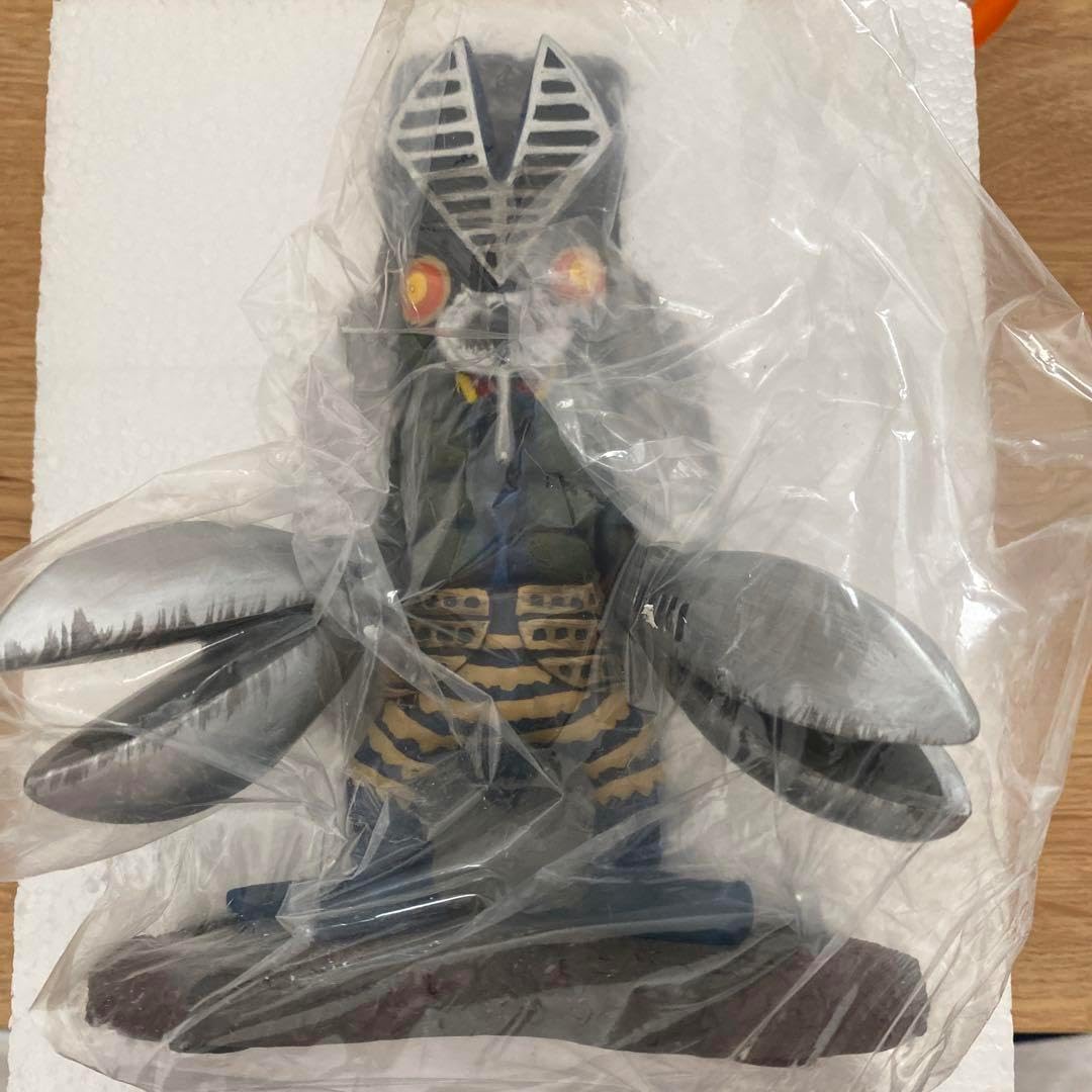 バルタン星人 おとなりのかいじゅうシリーズ 転んだら脱皮しちゃった