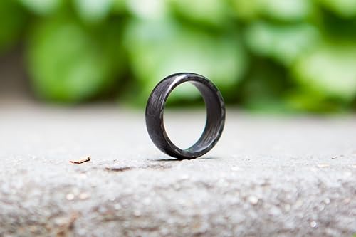 Miniatura 4 de Anillo redondo de fibra de carbono para hombre. Anillo de boda negro con acabado pulido. Resistente al agua, muy duradero e hipoalergénico.