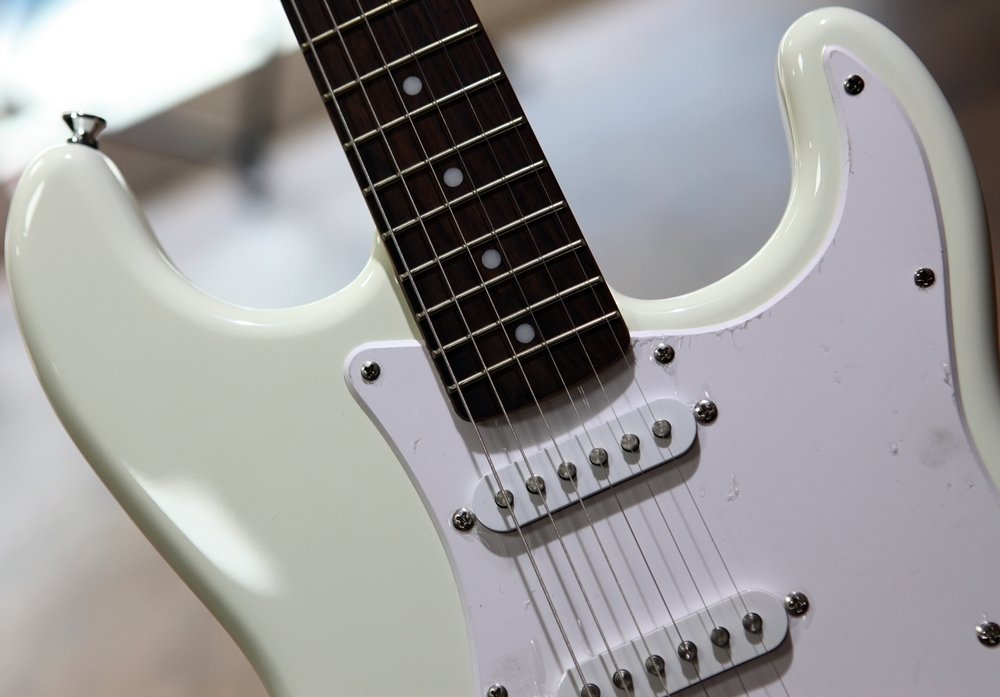 Guitarra Fender - Squier Bullet Strat - Arctic White | Amazon.com.br