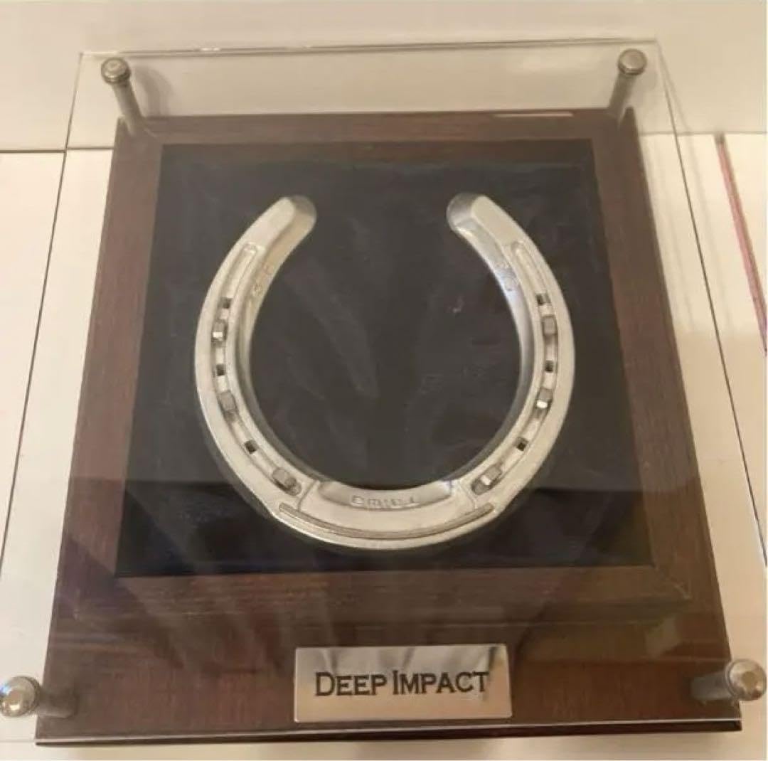 ディープインパクト　三冠記念蹄鉄 Amazon.co.jp: 三冠達成記念 ディープインパクト蹄鉄 三冠達成記念