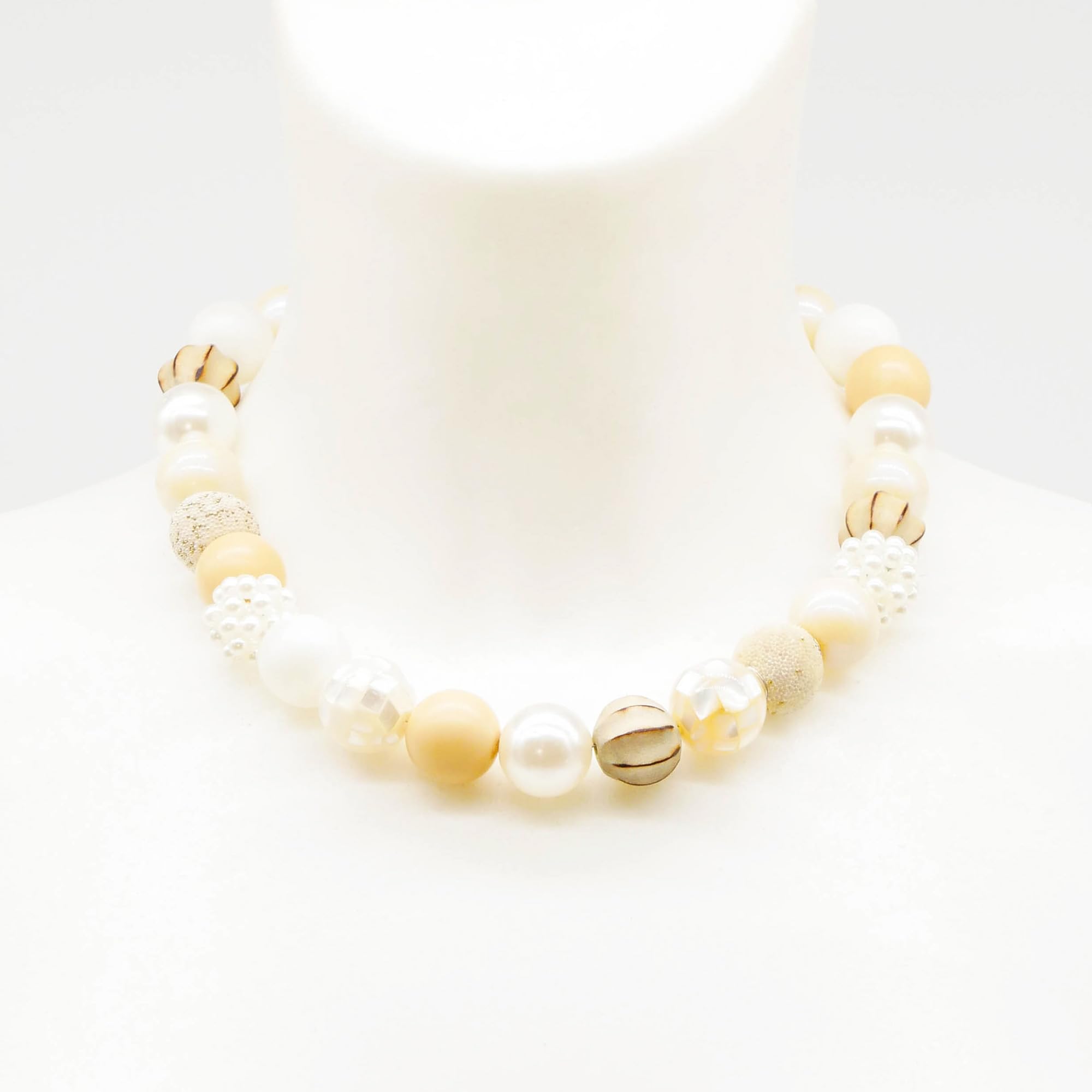 Perlenkette Damen 45 cm lang Statement Kette Beige in Boho Style | Handmade Ketten aus Perlen Choker Halskette Schmuck Beads Perlenkette Frauen off white beige stilvoller Blickfang