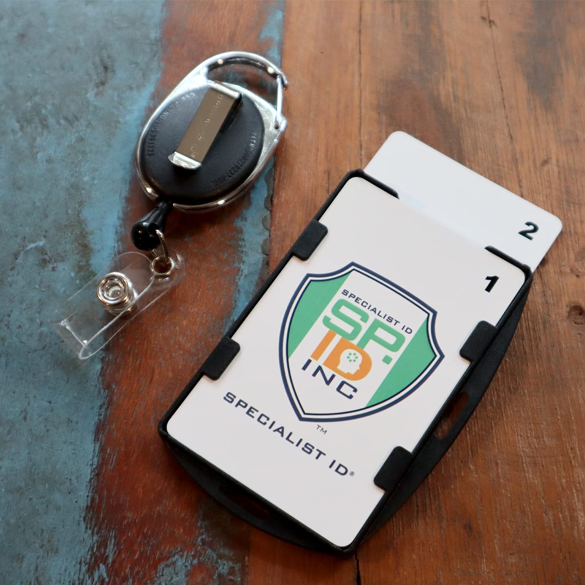 Porta badge con blocco RFID con moschettone retrattile, protezione bifacciale 2 carte – SkimSAFE FIPS 201 – scudo di blocco per segnale radio da 13,56 MHz (nero)