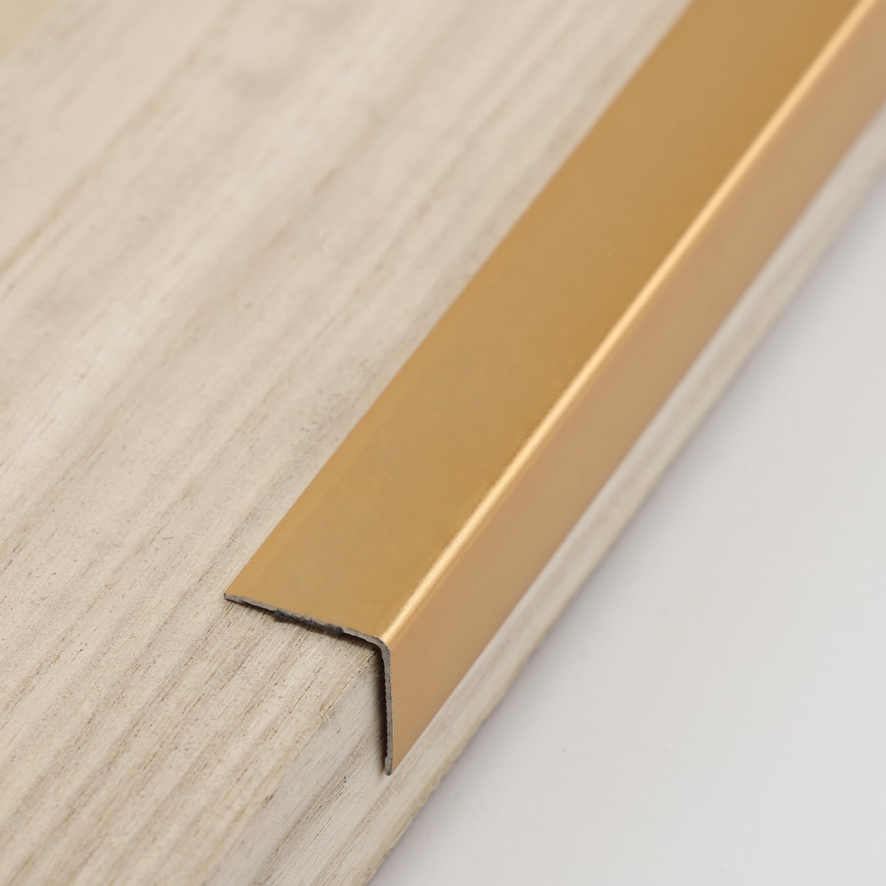 Coengwui Paraspigoli in alluminio, stacca e attacca, modanatura a forma di L, per protezione e decorazione del telaio della porta di parete, tavolo (oro opaco, 3 pezzi x 1,3 m x 2 cm)