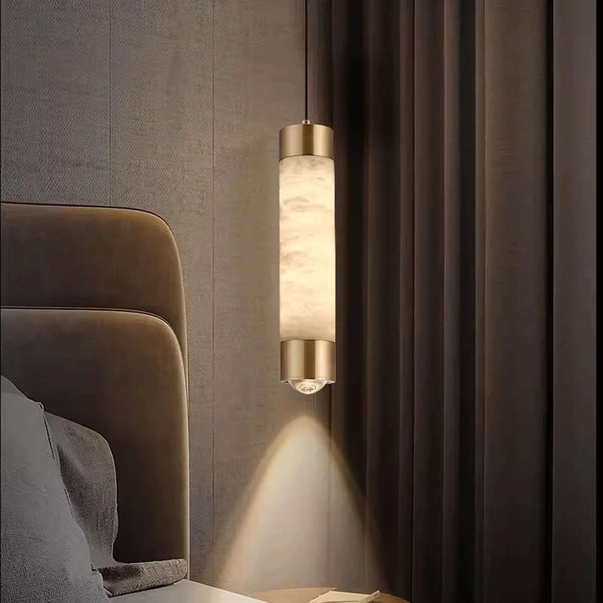 Lampe suspendue pour salle à manger en marbre linéaire créant une ambiance de dîner cosy