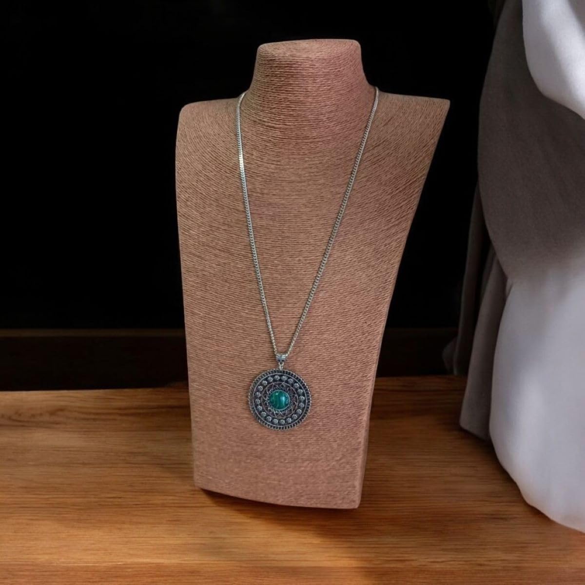 Colar Mandala de Pedra Malaquita Longo Bijuterias Femininas em promoção! Veja a oferta e mais achadinhos de Bijuterias 4 Hoje é o melhor dia para comprar Colar Mandala de Pedra Malaquita Longo Bijuterias Femininas com aquele preço maroto! Promoção! Aproveite a oferta! 4