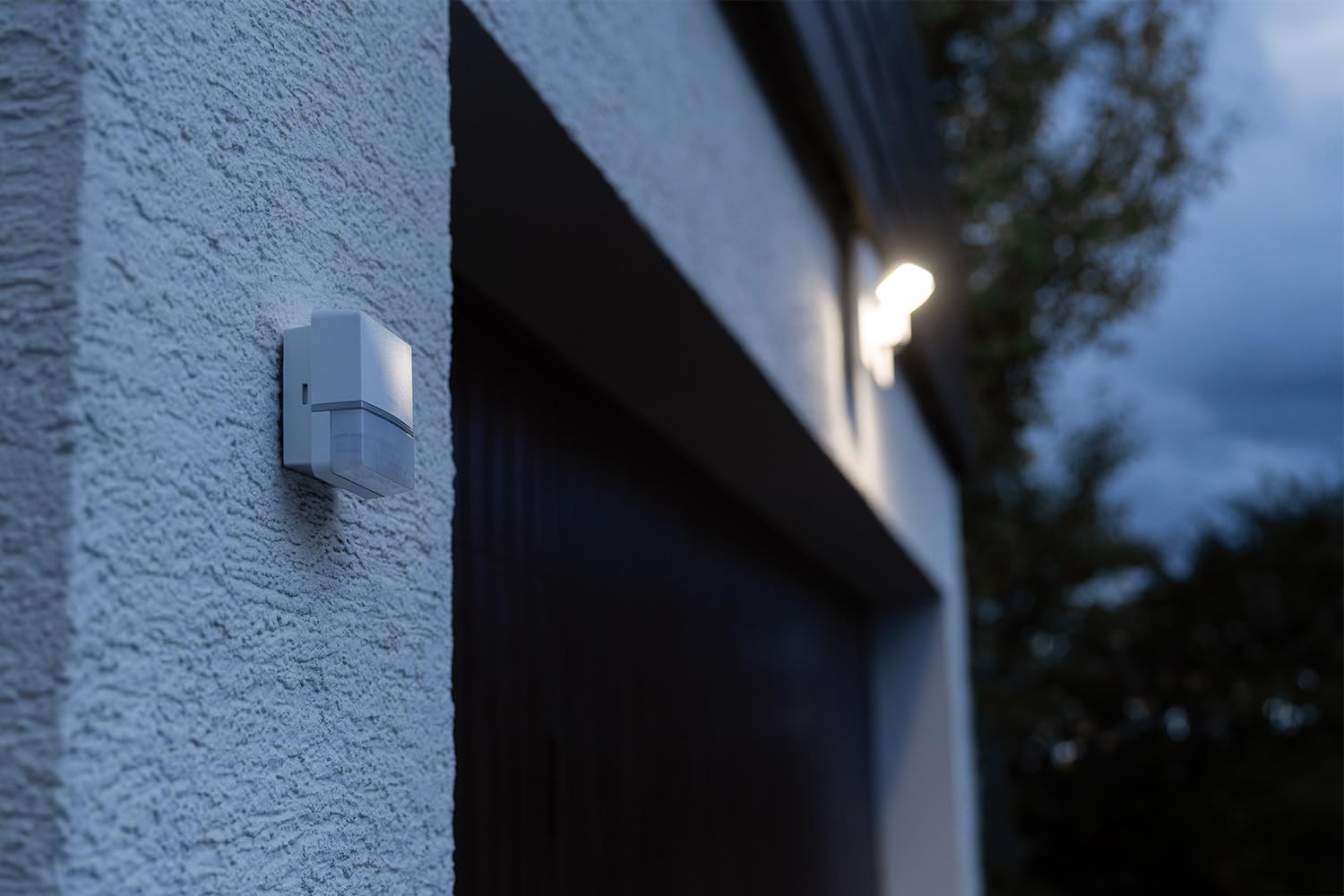 Theben 1010105 TECTA D180i WH Bewegungsmelder PIR App 180° 14 m Wand außen | Bluetooth, Gruppen koppelbar, Unterkriechschutz, Exit-on, D-MODE, 5 s-30 min, 600 W LED, IP 55, fernbedienbar, weiß