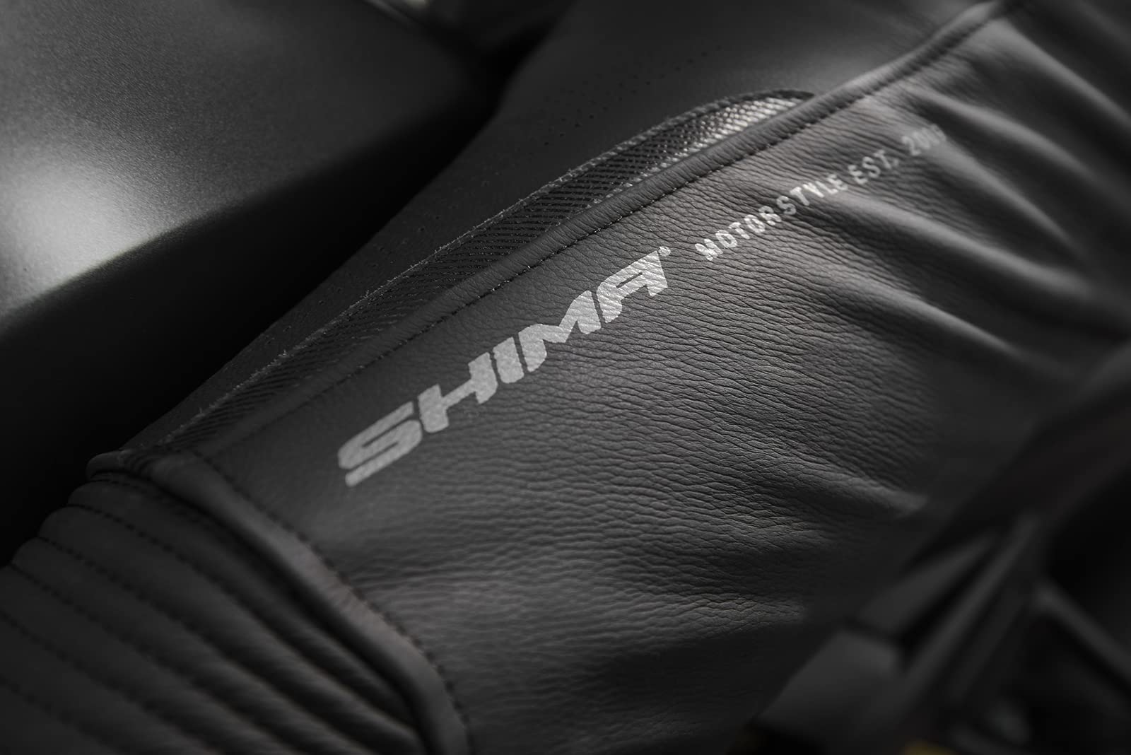 SHIMA CHASE Spodnie motocyklowe - skórzane, sportowe spodnie z ochraniaczami na biodra i kolana, skóra perforowana, na 2-częściowy garnitur (czarne, 54)