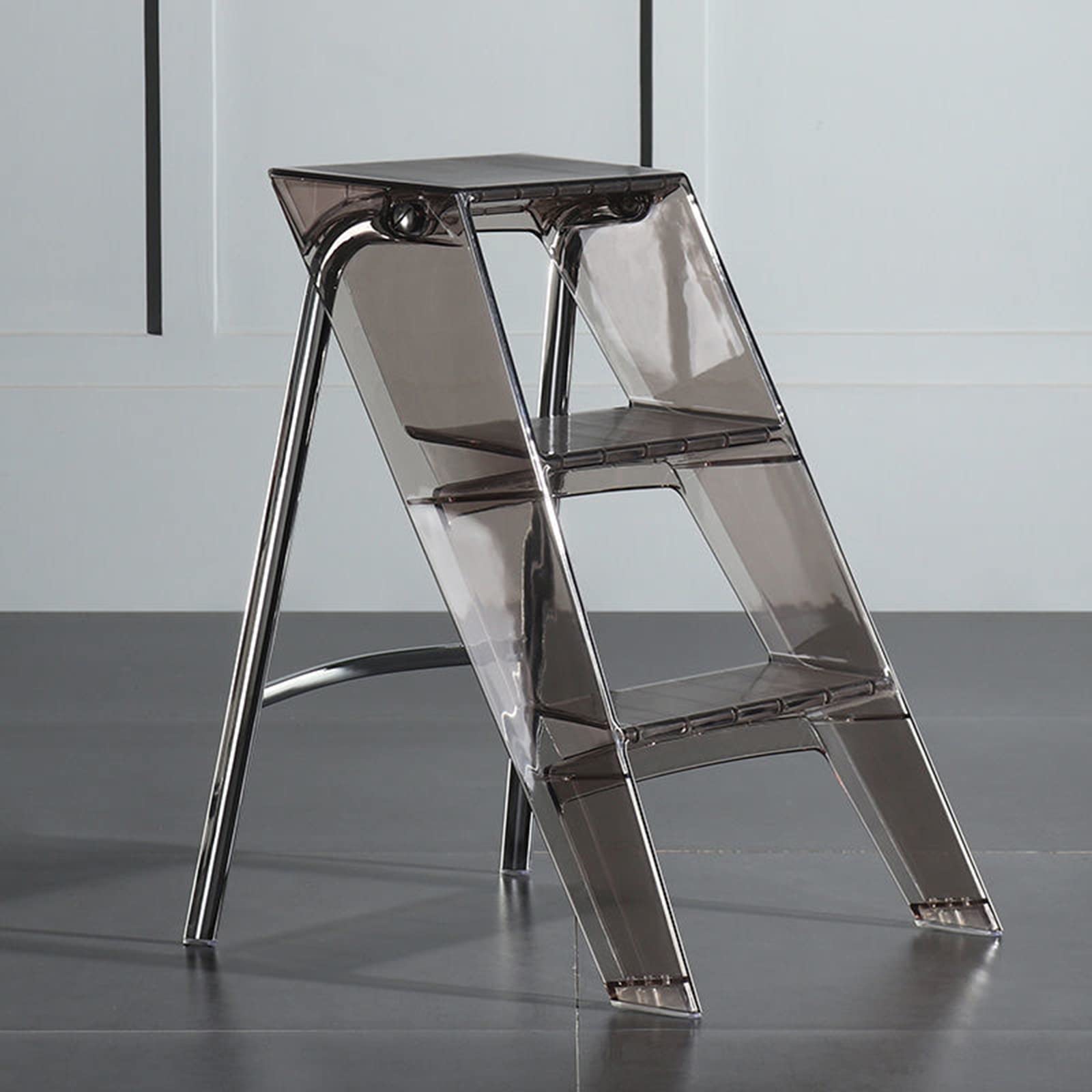 Taburete acrílico portátil con escalera de tres peldaños y diseño minimalista