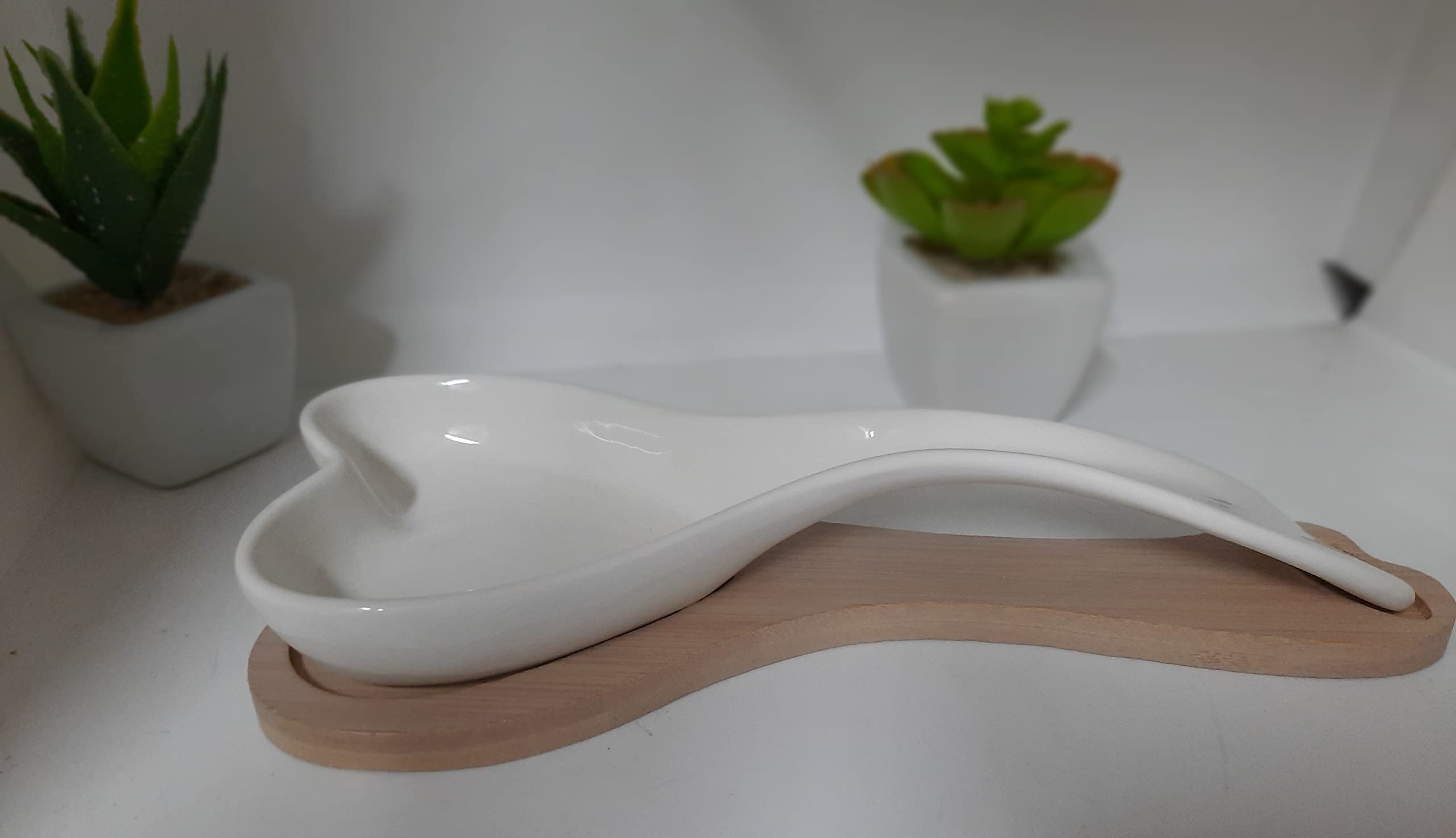 Poggiamestolo Appoggia Cucchiaio da Cucina in Ceramica Bianca con Piattino in Legno a Forma di Cuore