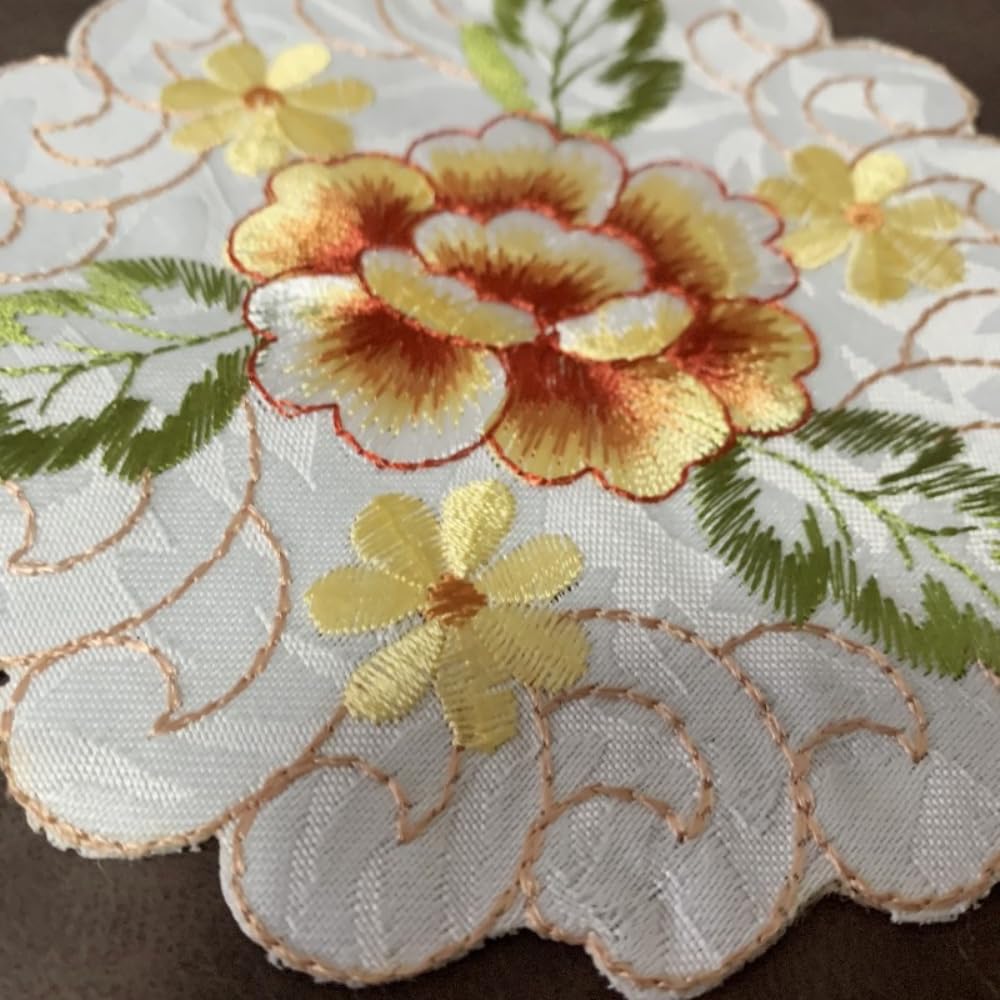 Wambere Set di 4 tovagliette rotonde ricamate, con fiori, per uso domestico, cucina e sala da pranzo, matrimoni, feste, decorazioni da 15 cm