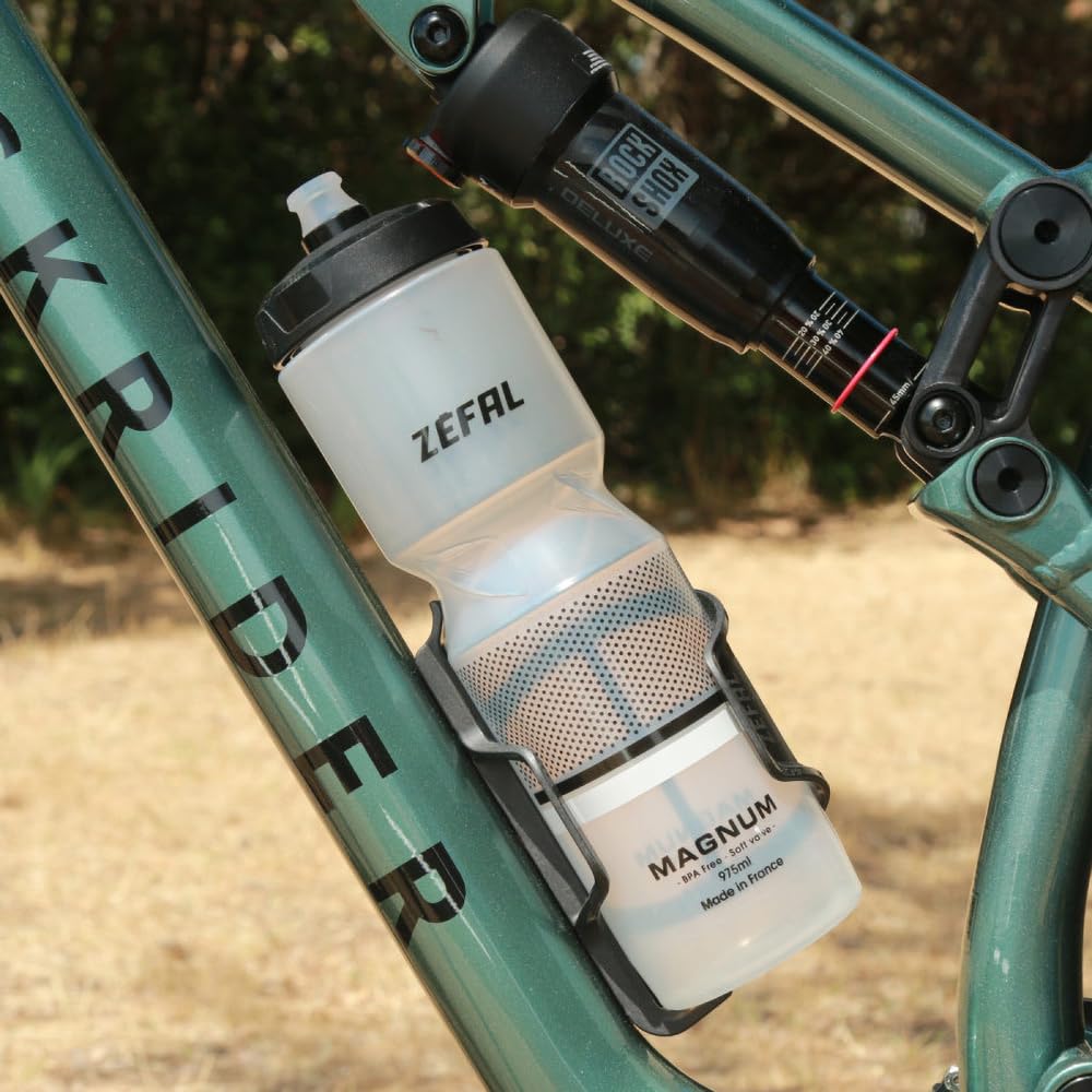 ZEFAL Magnum Butelka na wodę do jazdy na rowerze i sportu o dużej pojemności, wielokrotnego użytku, bez BPA, sportowa butelka na wodę, kolarstwo i lekki MTB, 975 ml, czarna (półprzezroczysta)