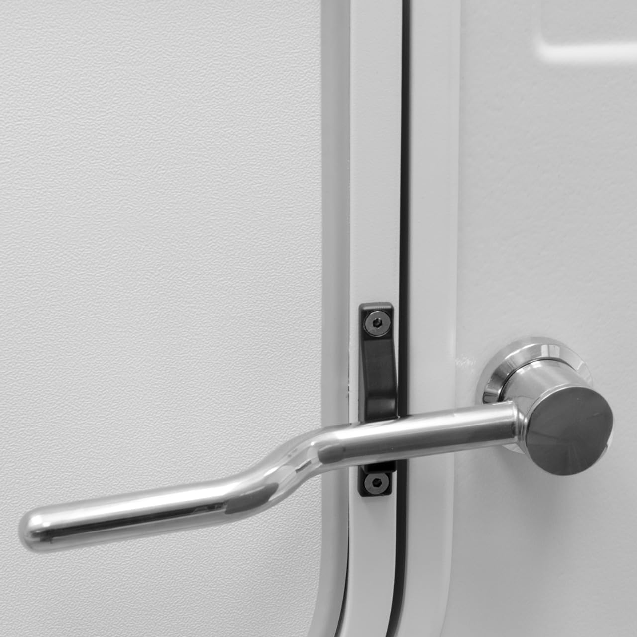 Close-up of the tub door handle and locking mechanism