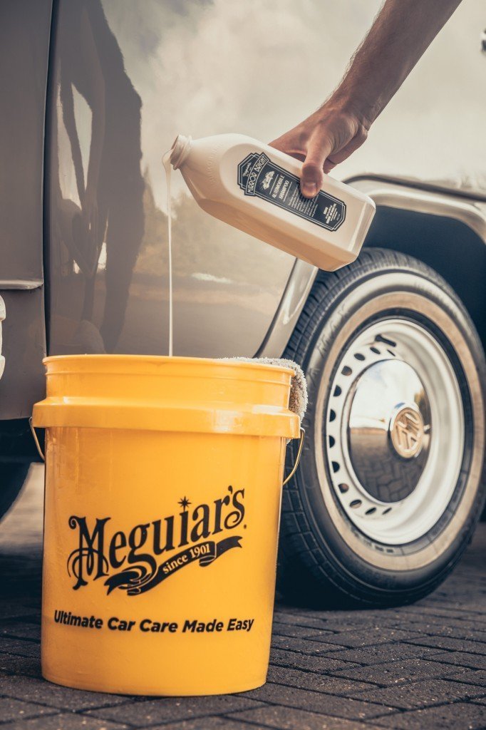 Equipo de 2 cubos marca MEGUIAR´S con escurridor para limpieza profesional de automóviles.