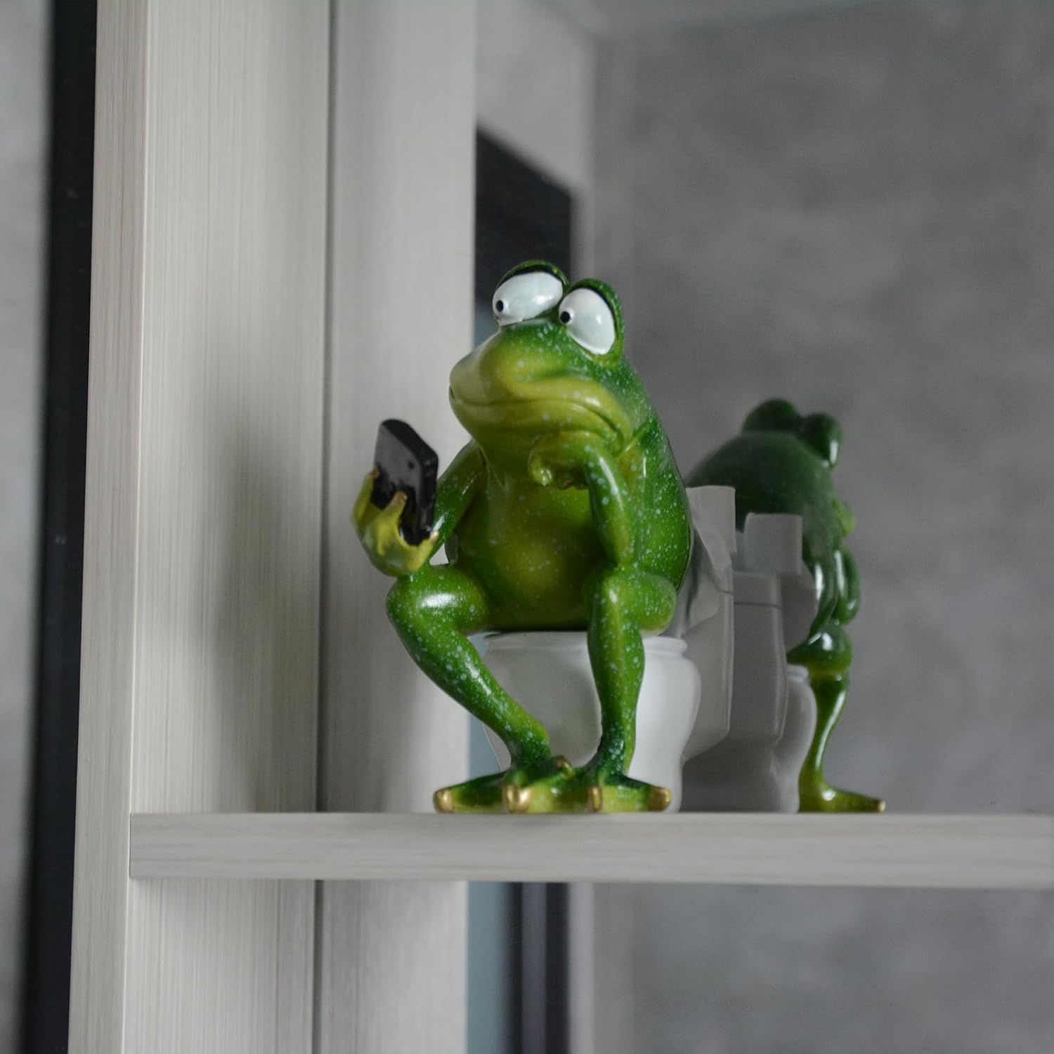 Funny Frog Sitting on Toilet, Green Frog Texting Toilet Decoration, Personalized Animal Resin Craft for Home, Office, Bathroom, Garden, Outdoor Gift - Image 7
