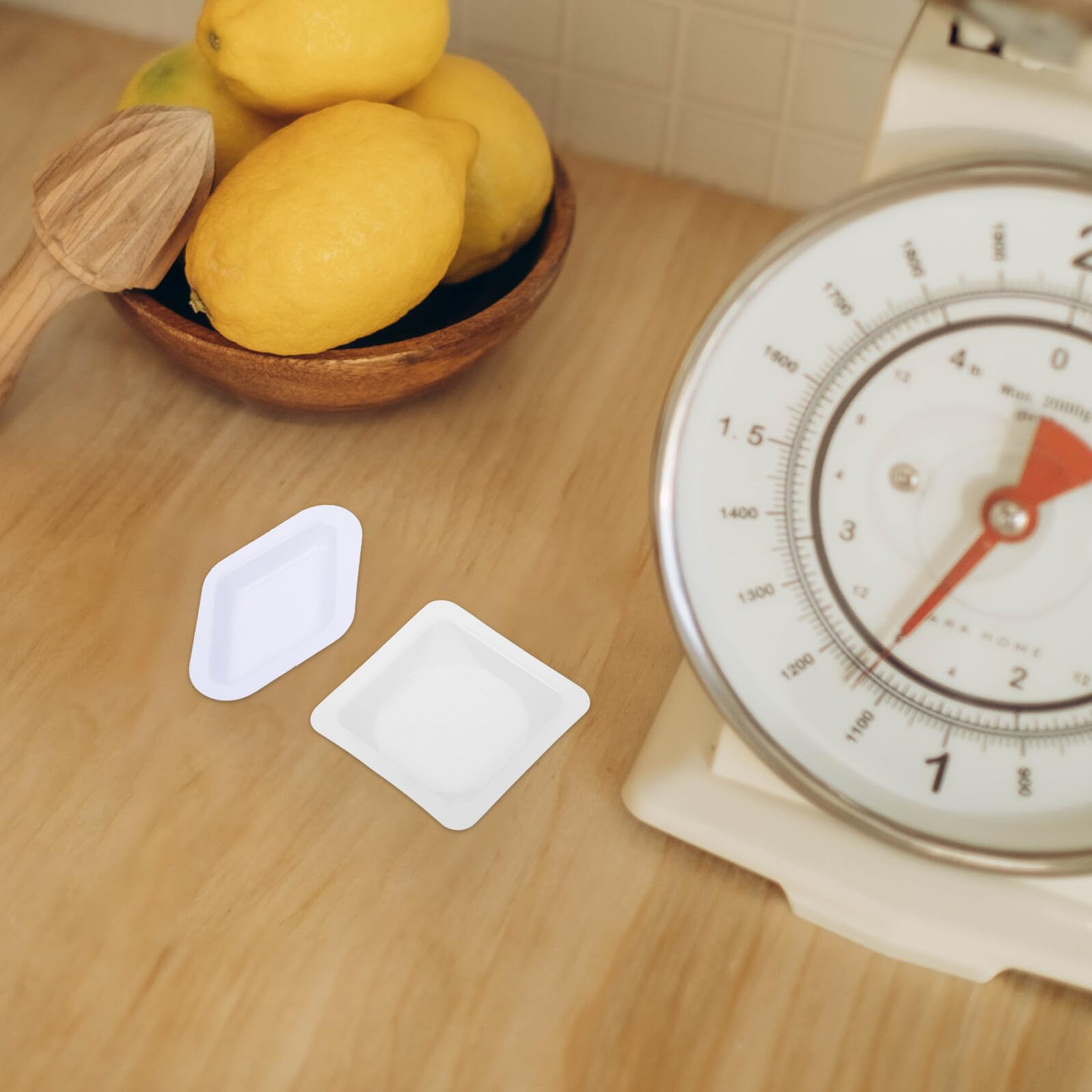 SHINEOFI 100 Stück Wägeplatten für Labor aus Kunststoff mit Abgeschrägten Kanten Praktische Laborwägetablett Wägeplatten für Pulver und Portable Laborwägeschalen