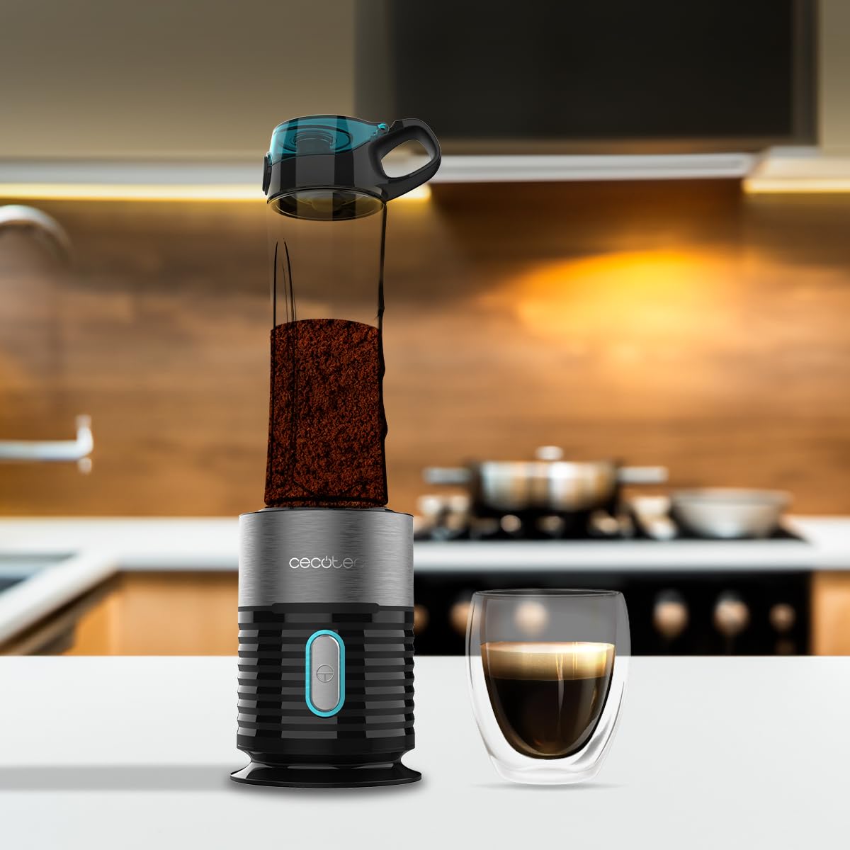 Cecotec Pojedynczy blender stołowy Power Titanium Fresh&Go. 650 W, 4-listkowe ostrze z czarnym tytanem, w zestawie 2 rurki chłodzące i 2 wytrzymałe kubki o pojemności 600 ml