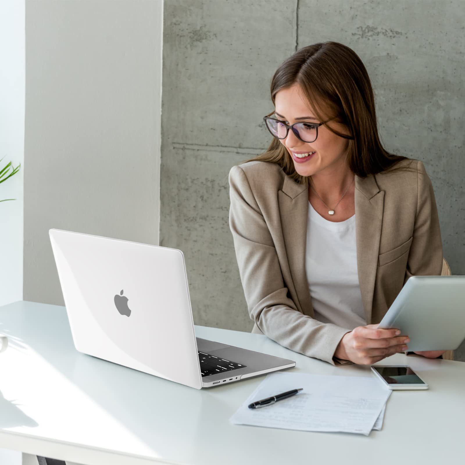 TECOOL Cover compatibile con MacBook Air M5 M4 M3 M2 13,6 Pollici 2022-2026 A3449 A3240 A3113 A2681, Custodia Rigida Protettiva Sottile in Plastica e Copritastiera UE, Superficie Lucida Trasparente