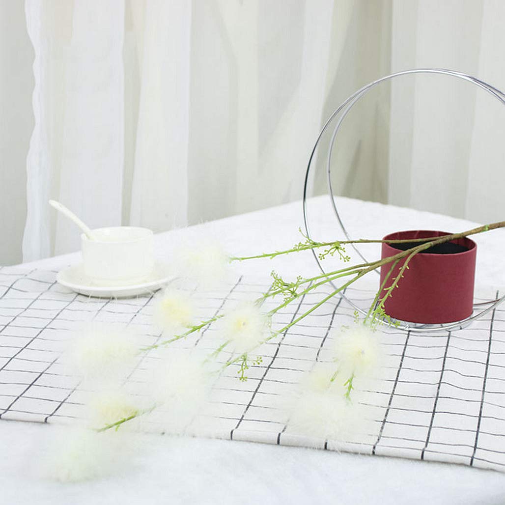 Plantes artificielles et fausses fleurs pour une décoration de salon chaleureuse
