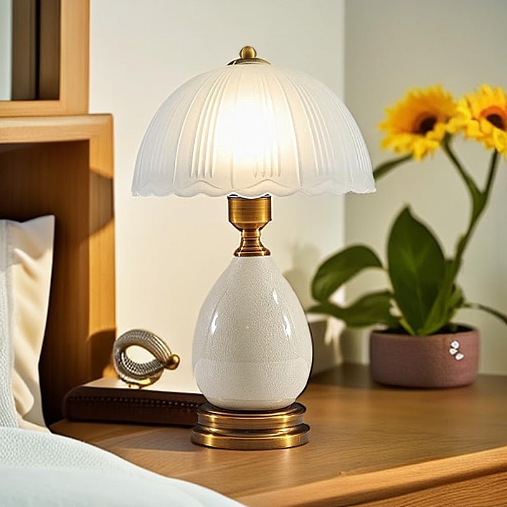 XINYASEE Vintage-Keramik-Tischlampe, weiße Craquelé-Glasur mit Messingfuß, mattierter Glas-Pilzschirm, elegante Nachttischlampe für Schlafzimmer, Wohnzimmer, Büro, Landhausdekor (Weiß)