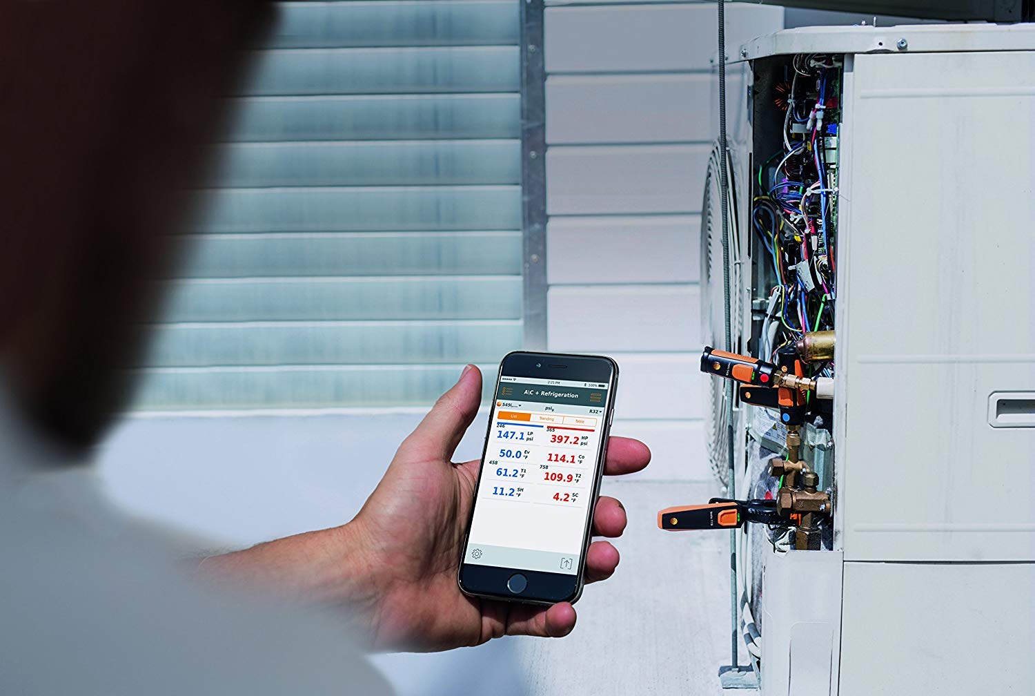 Testo Clamp Thermometer Operated With Smartphone 1