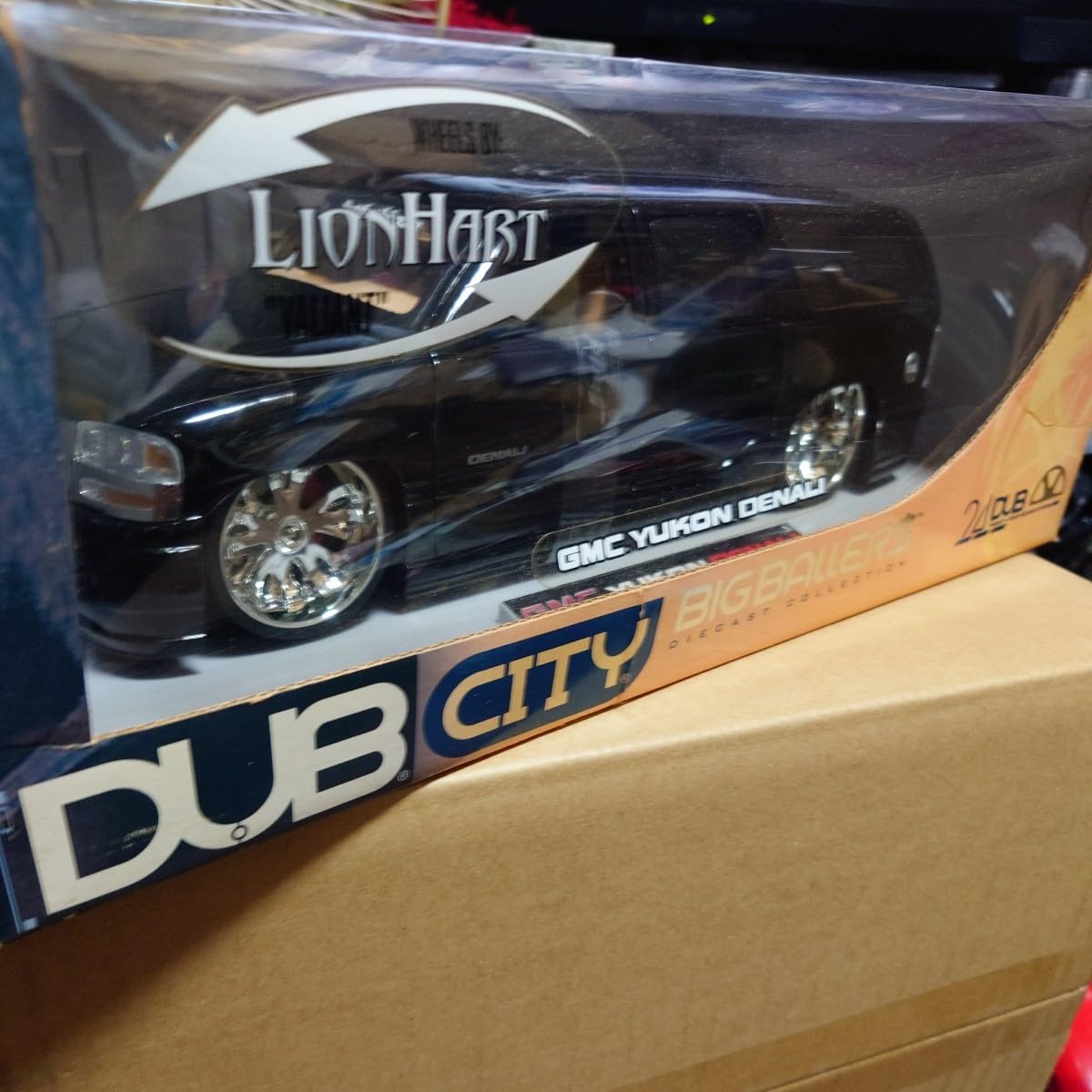 ユーコンデナリ　1/18 Amazon.co.jp: jada 1/18 DUB GMC ユーコンデナリ : おもちゃ