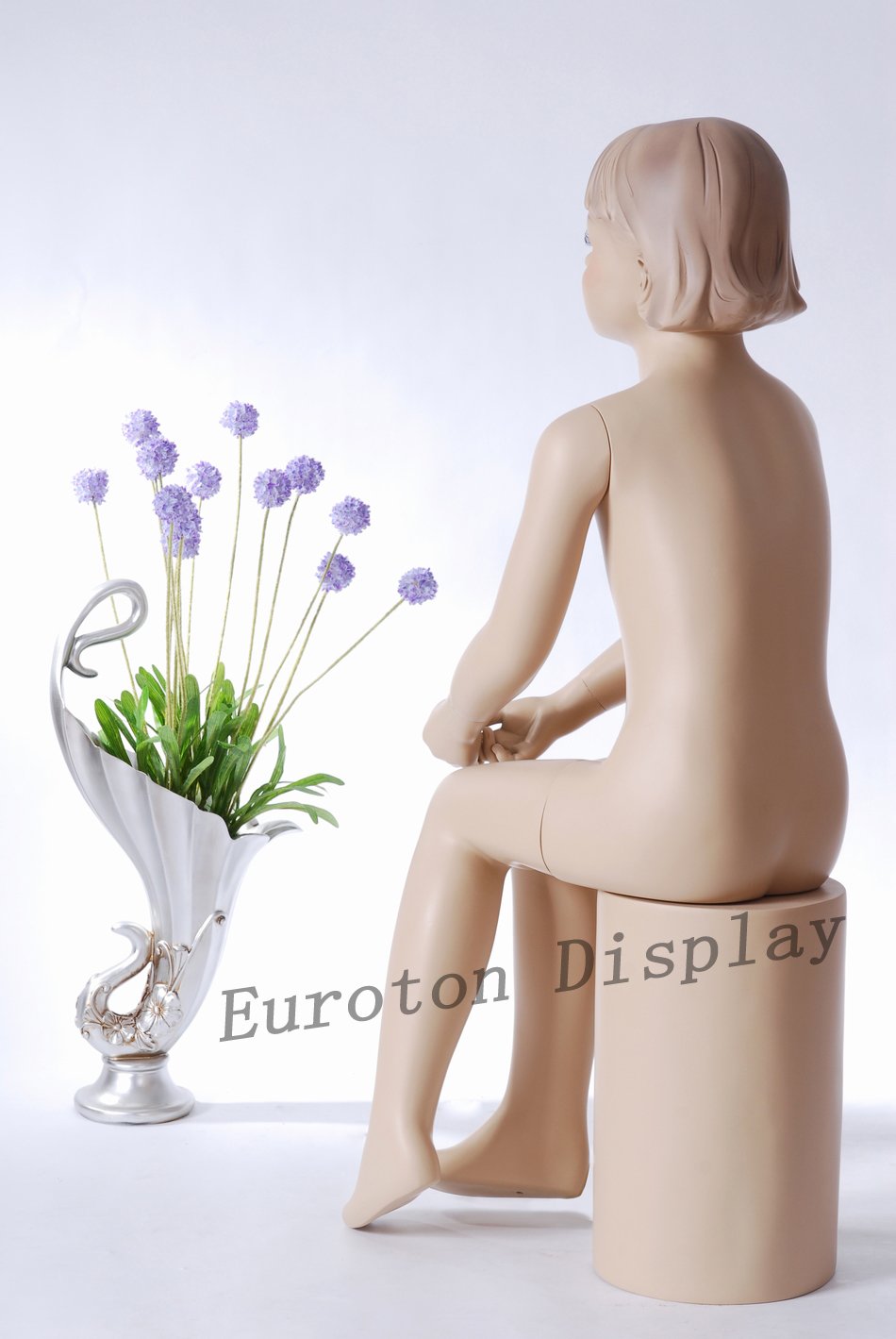 TonHan BB-13 Schaufensterpuppe Mädchen Kind. Hautfarbe sitzend schick modern. Modellierte Frisur
