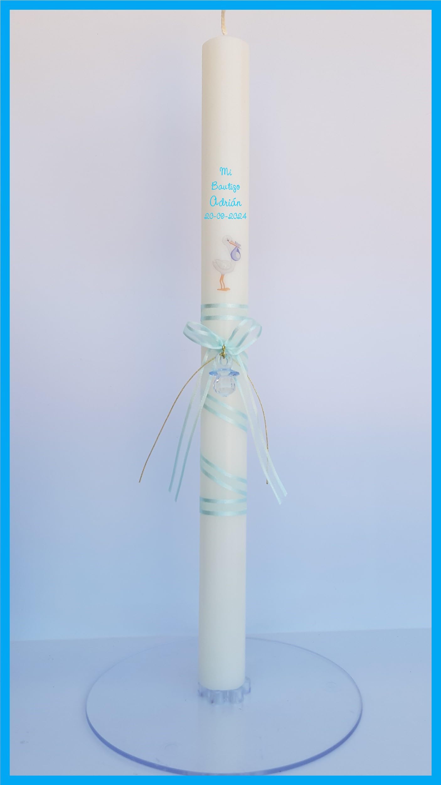 VELA PARA BAUTIZO DE CERA BLANCA. MEDIDA 3 x 40CM DECORADA CON LAZO, CHUPETE Y CIGÜEÑA ADHESIVA (AZUL PERSONALIZADA)