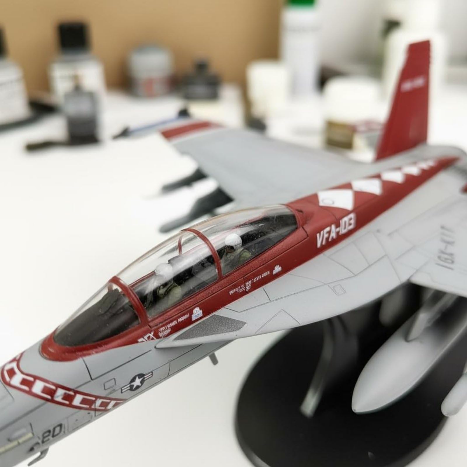 Riproduzione Fighter Jet Model in 1/100 Pressofuso Modellino di Caccia Fighter Jet Model Dettagli Realistici Aereo da Caccia in Lega per Collezionisti
