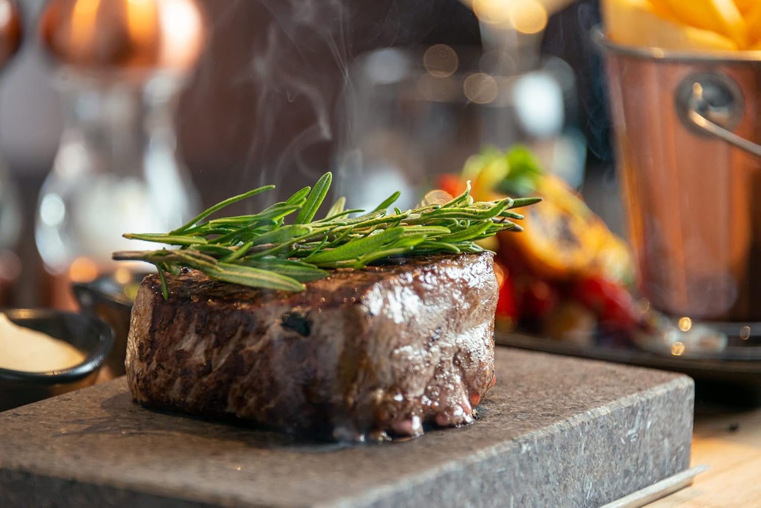 Black Rock Grill Hot Stone Kookset - Restaurant-Grade Lavasteen voor Sizzling Steak, Vis en Groenten met Premium Houten Plank en Mat Zwart Porselein - Gezond Koken zonder Olie of Vet