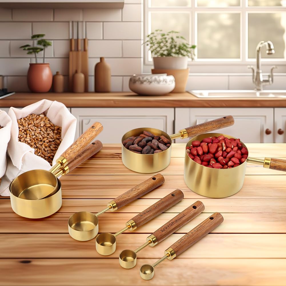 Gold Messbecher und Löffel 8er Set, Stapelbare Edelstahl Messlöffel und Messbecher Set mit Holzgriffen, Trocken- & Flüssigkeitsmessbecher zum Kochen & Backen