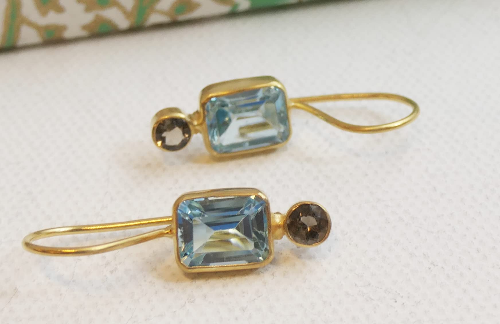 Orecchini Pendenti in Argento Sterling Placcato Oro con Topazio Azzurro Rettangolare e Quarzo Fumé - Design Geometrico e Pietre Naturali