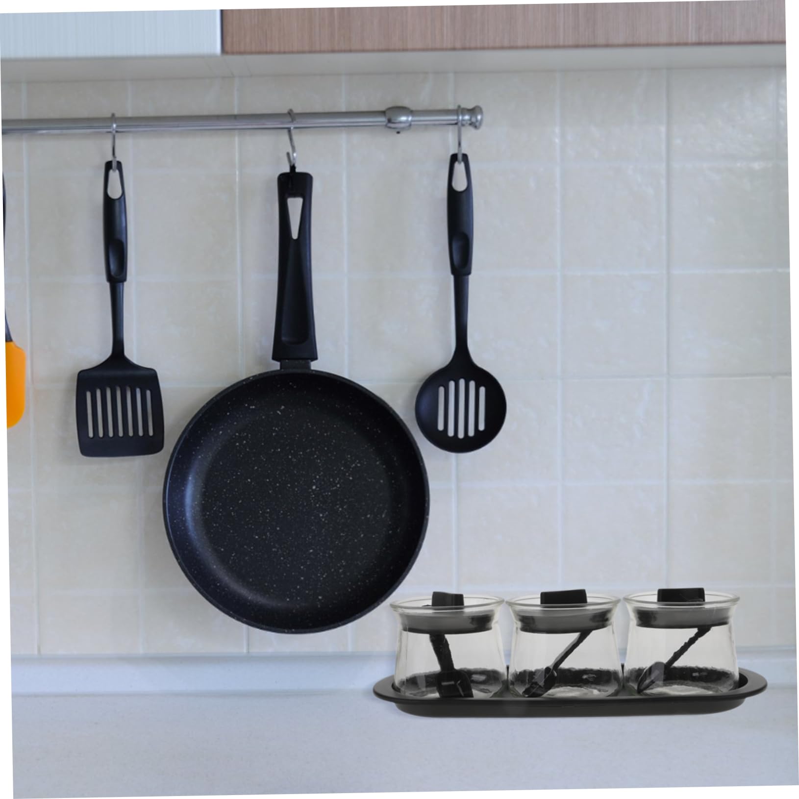 Ipetboom Set 3 Pezzi Barattoli per Spezie in Vetro Soda con Coperchio, Cucchiai e Vassoio, Design Trasparente Facile da Pulire per Cucina Pratica e Ordinata