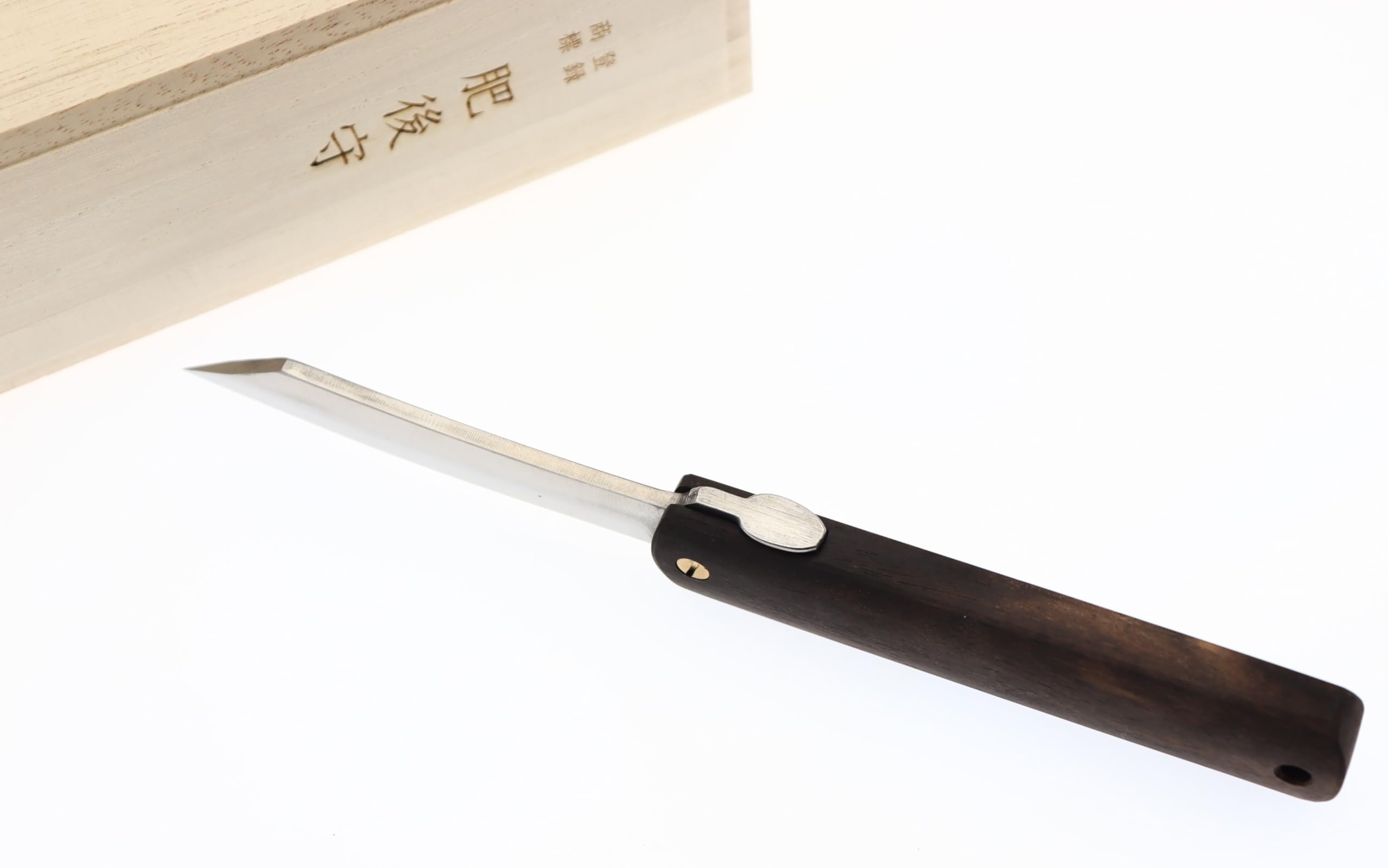 HIGO NO KAMI Couteau de Poche Pliant Japonais Artisanal Nagao Kanekoma Estampillée, Lame en Acier Inoxydable VG-10 et Manche en Bois, Boitier de Rangement, HRC 61 (Bombay Black Wood)