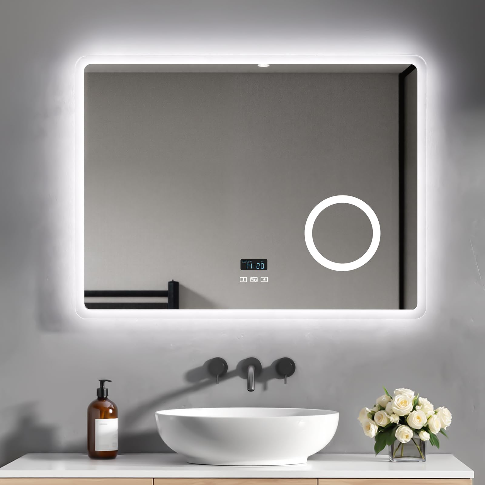 Heilmetz Bluetooth Badspiegel mit Beleuchtung 80x60cm, LED Badezimmerspiegel mit Licht, Uhr, 3 Lichtfarben Dimmbar, Antibeschlag, 3X Vergrößerung, Wandspiegel mit Beleuchtung, Energiesparend