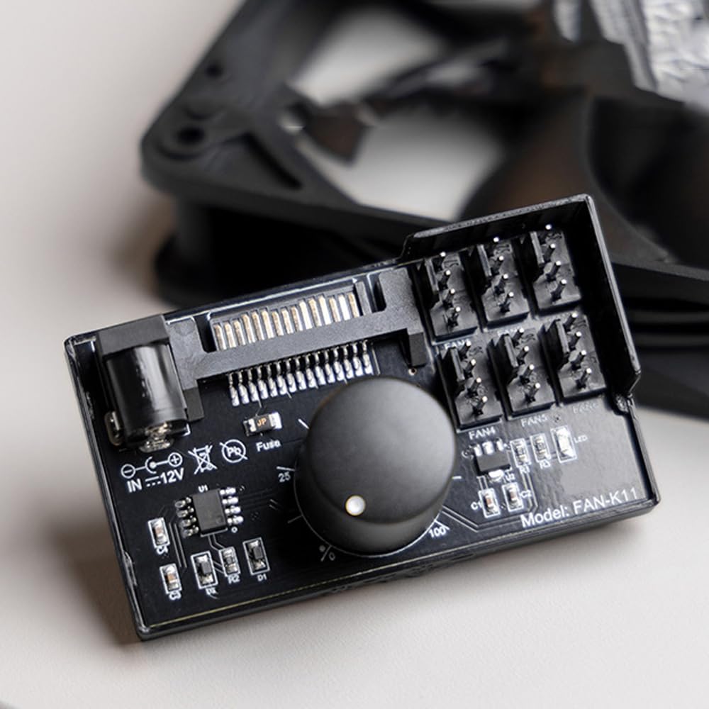 Sarini Regolatore di velocità della Ventola Alimentatore hub Adattatore Ventola per PC 12V 4 Pin PWM con interfaccia SATA per 4 ventole