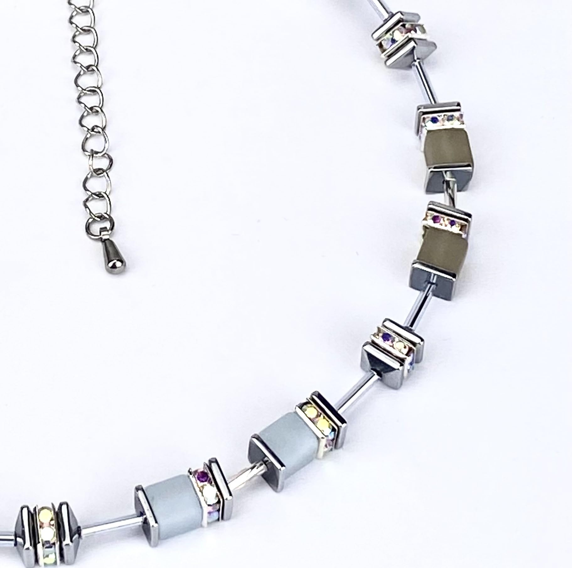 Handgemachte Hals Kette mit Polaris Würfel und Hämatit Edelstein sowie einem Edelstahlverschluss mit Verlängerung