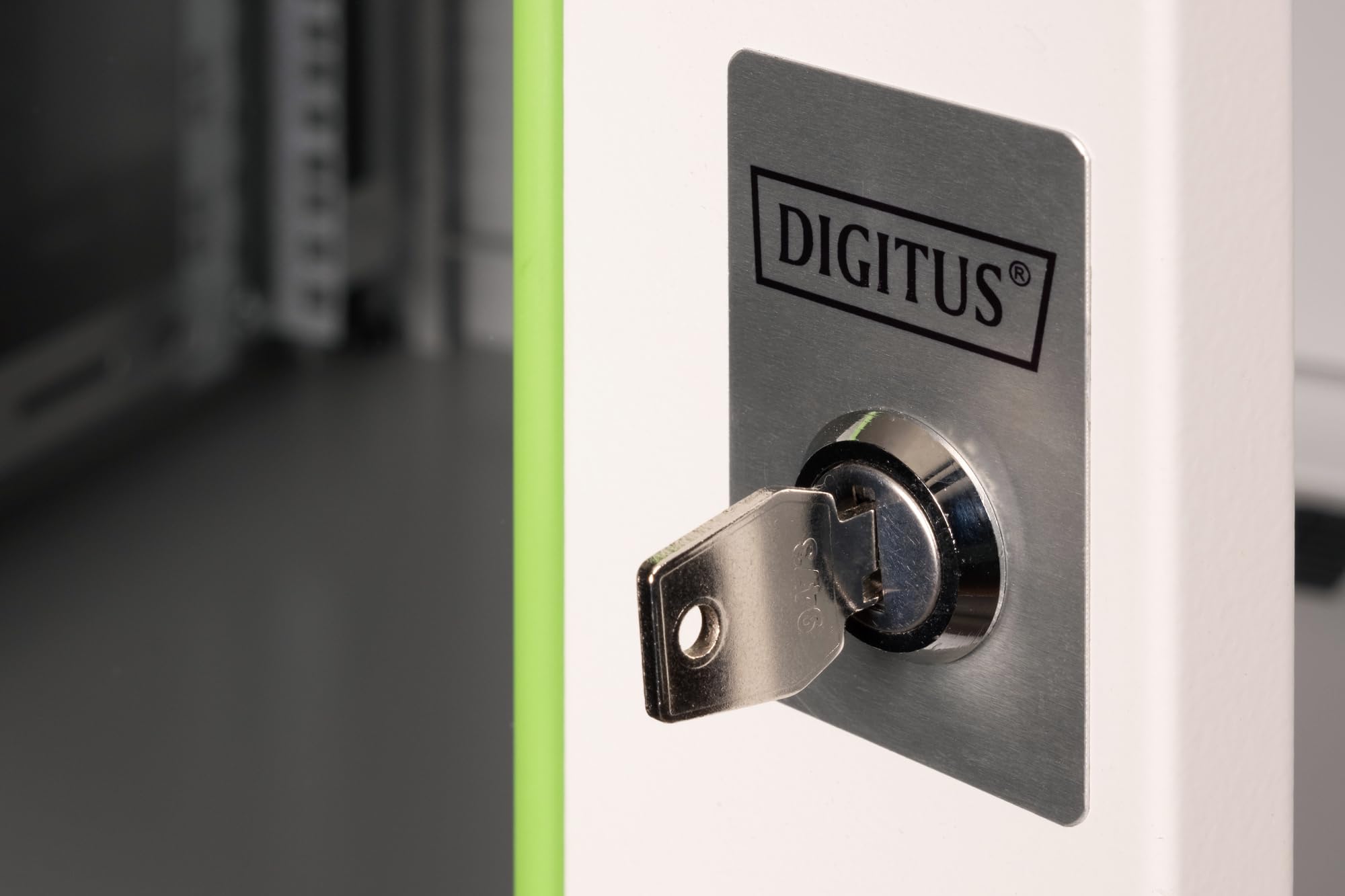 DIGITUS Netzwerk-Schrank 19 zoll 12 HE - Wandmontage - 600 mm Tiefe - Traglast 100 kg - Unique Serie - Glastür - Grau | Nutztiefe 450 mm – Wandmontage – Traglast 100 kg – Sicherheitsglastür – Schutzklasse IP20