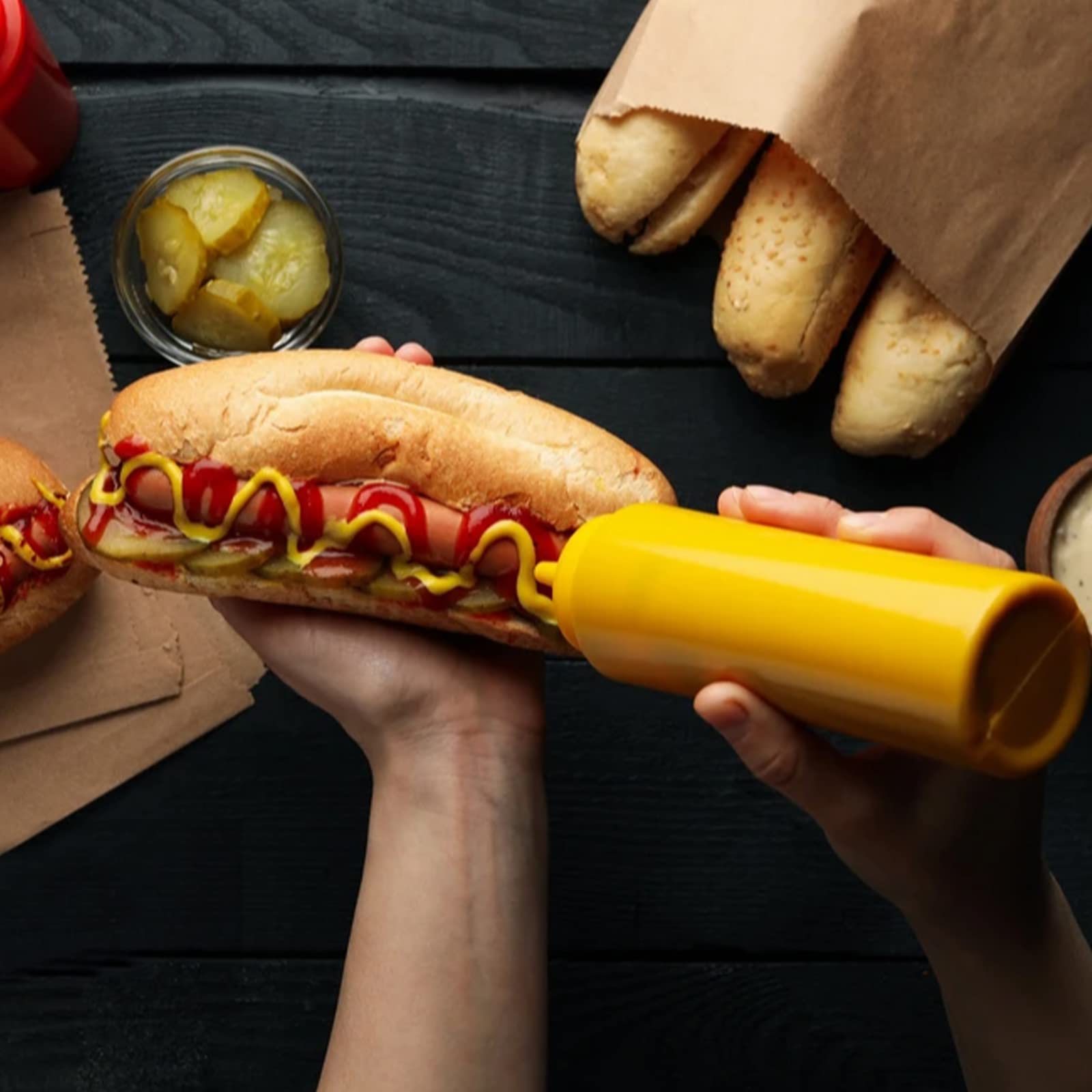 4 stuks knijpflessen, knijpfles 1000 ml ketchup-fles met 3 spuitmonden, sausfles met maatschaal, lekvrij, multi-geperste grote knijpfles voor ketchup, sauzen, mayonaise mosterd