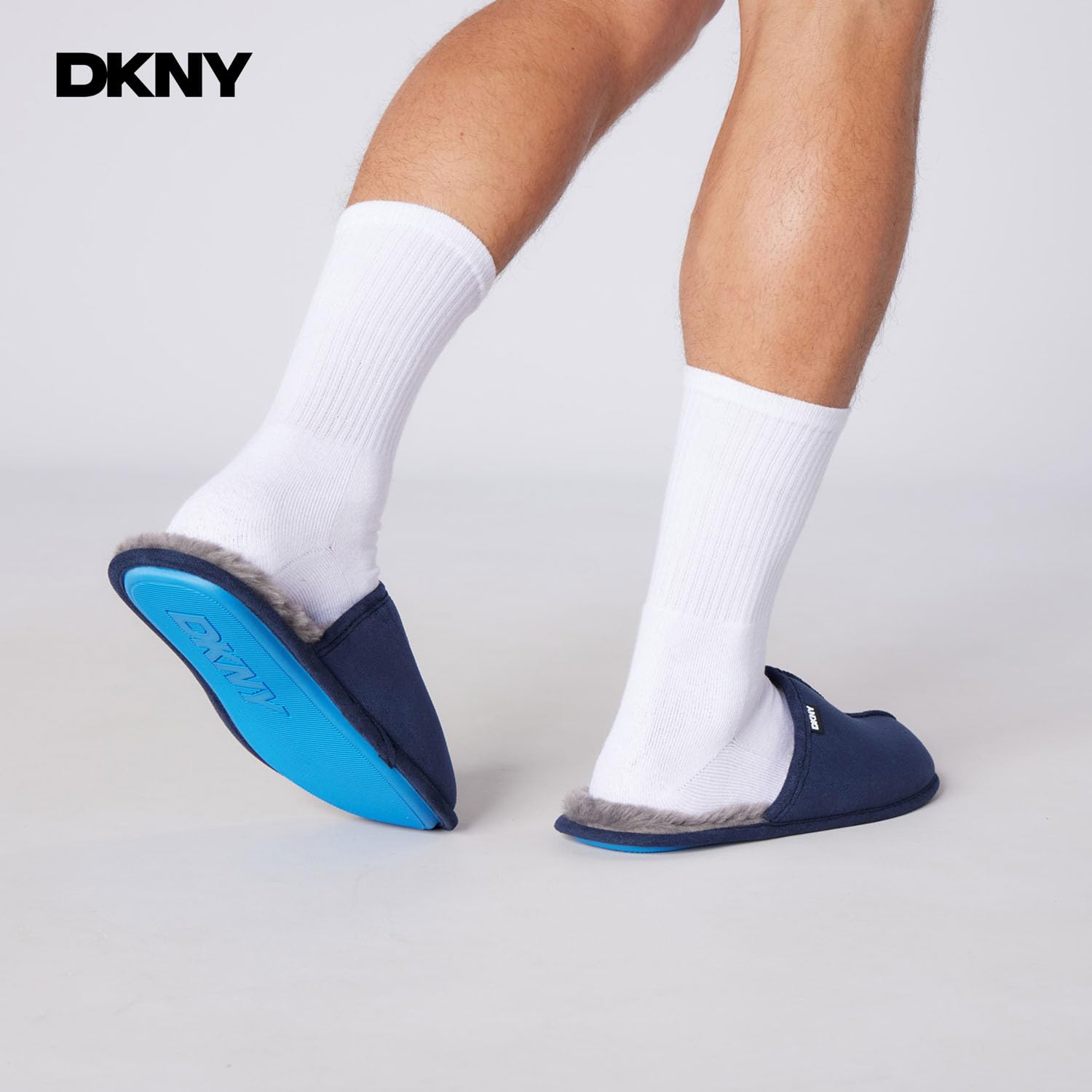 DKNY Kapcie męskie, wygodne, zamszowe kapcie dla mężczyzn z ciepłą podszewką ze sztucznego futra, pantofle, miękkie i oddychające, dostępne w kolorze czarnym, szarym, jasnobrązowym i granatowym