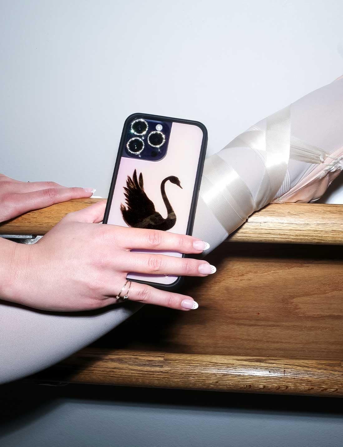 Wildflower Custodie - Compatibile con Samsung Galaxy S25 Edge | Paraurti protettivo nero, certificato Test di caduta da 1,2 m, di proprietà di donne piccole imprese | Black Swan - Rosa Ballet Bird