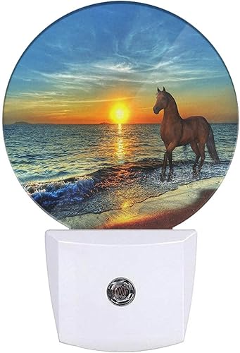 Uanvaha Hermosa luz nocturna de puesta de sol con caballo marrón corriendo junto al mar, luces nocturnas enchufables a la pared, sensor de atardecer