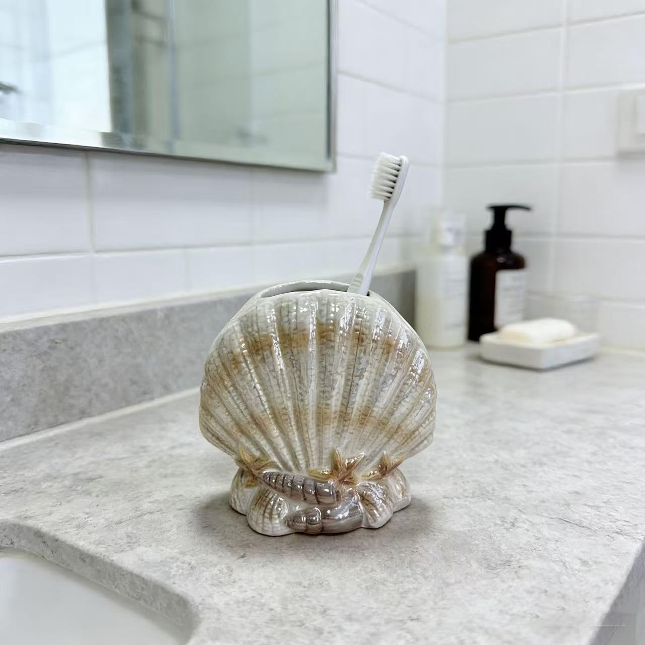 Ceramic Ocean Badezimmer-Zubehör-Set, 4-teiliges 3D-Conch-Muschel-Badezimmer-Ensemble-Set mit Zahnbürstenhalter, Zahnputzbecher, Seifenspender, Seifenschale (gelb matt)