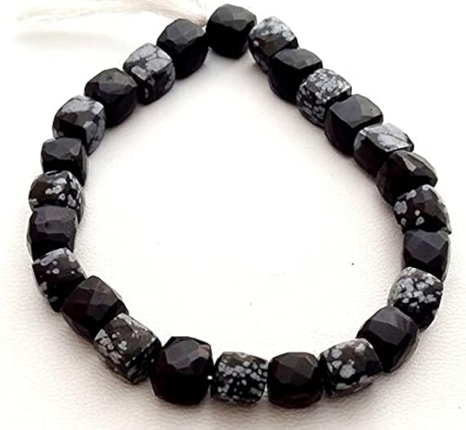 Perles cube jaspe dalmatien créatives pour concevoir vos bijoux d'été