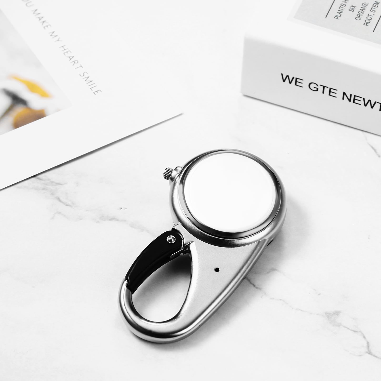 JewelryWe Analogowy zegarek na karabińczyk dla mężczyzn i kobiet, zegarek na klucze ze świecącymi wskazówkami. 1 ATM wodoodporny, zegarek pielęgniarski, brelok do plecaka, aktywności na świeżym
