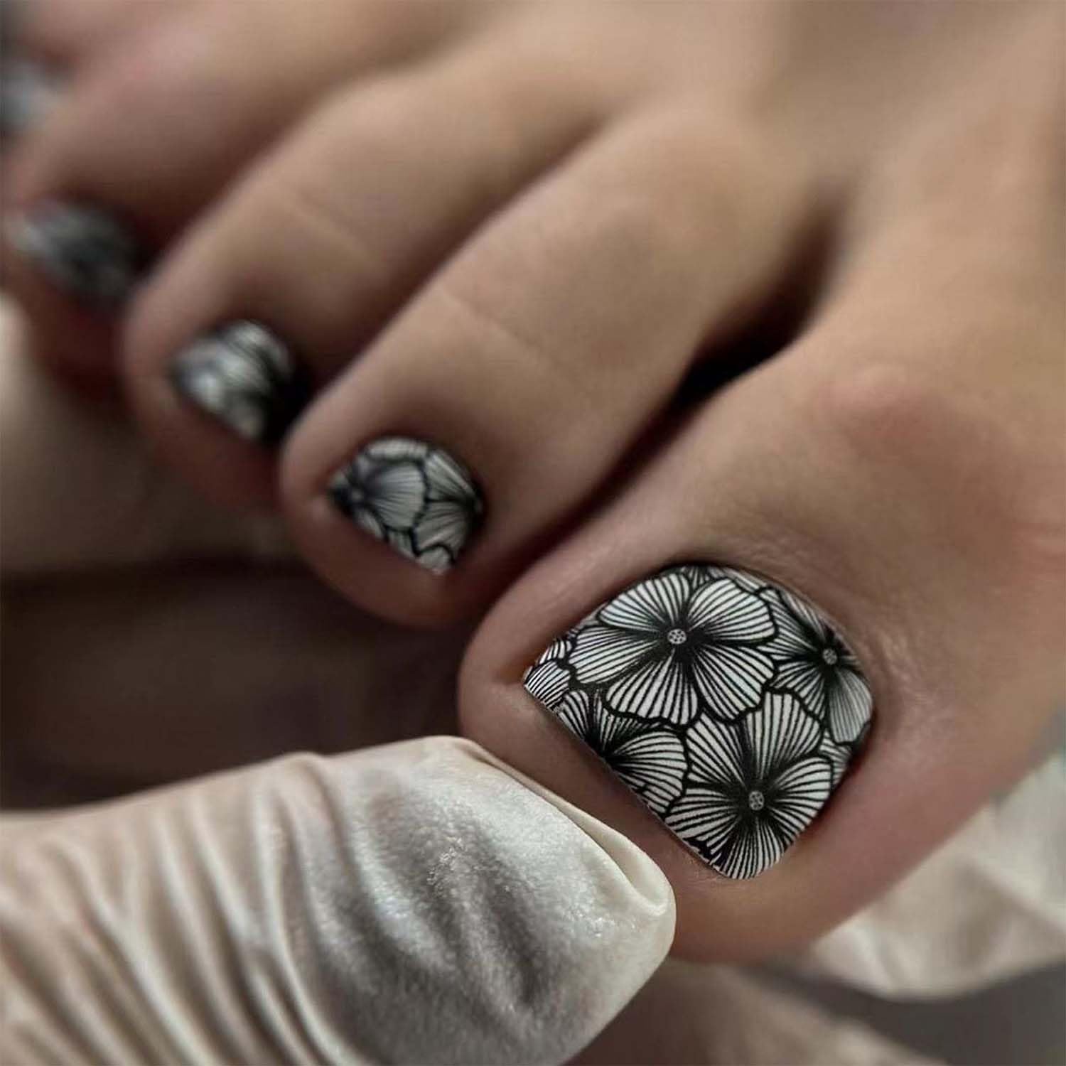 Flower Press On Toenails Short Square Fake Toe Nails Summer False Toenails With Black Floral Design Full Cover Acrylic Toe Nail Artificial ToeNail