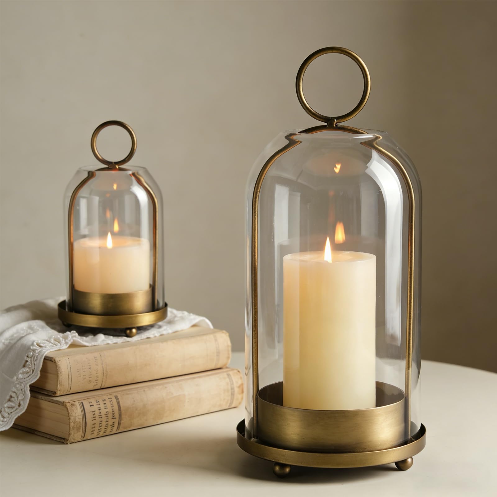 Sziqiqi Portacandele Hurricane per Candele a Colonna: Lanterna Vintage Ottone con Cupola in Vetro per Soggiorno - Set di 2 Grandi Lanterne Metalliche con Catena per Centrotavola Camino Esterno