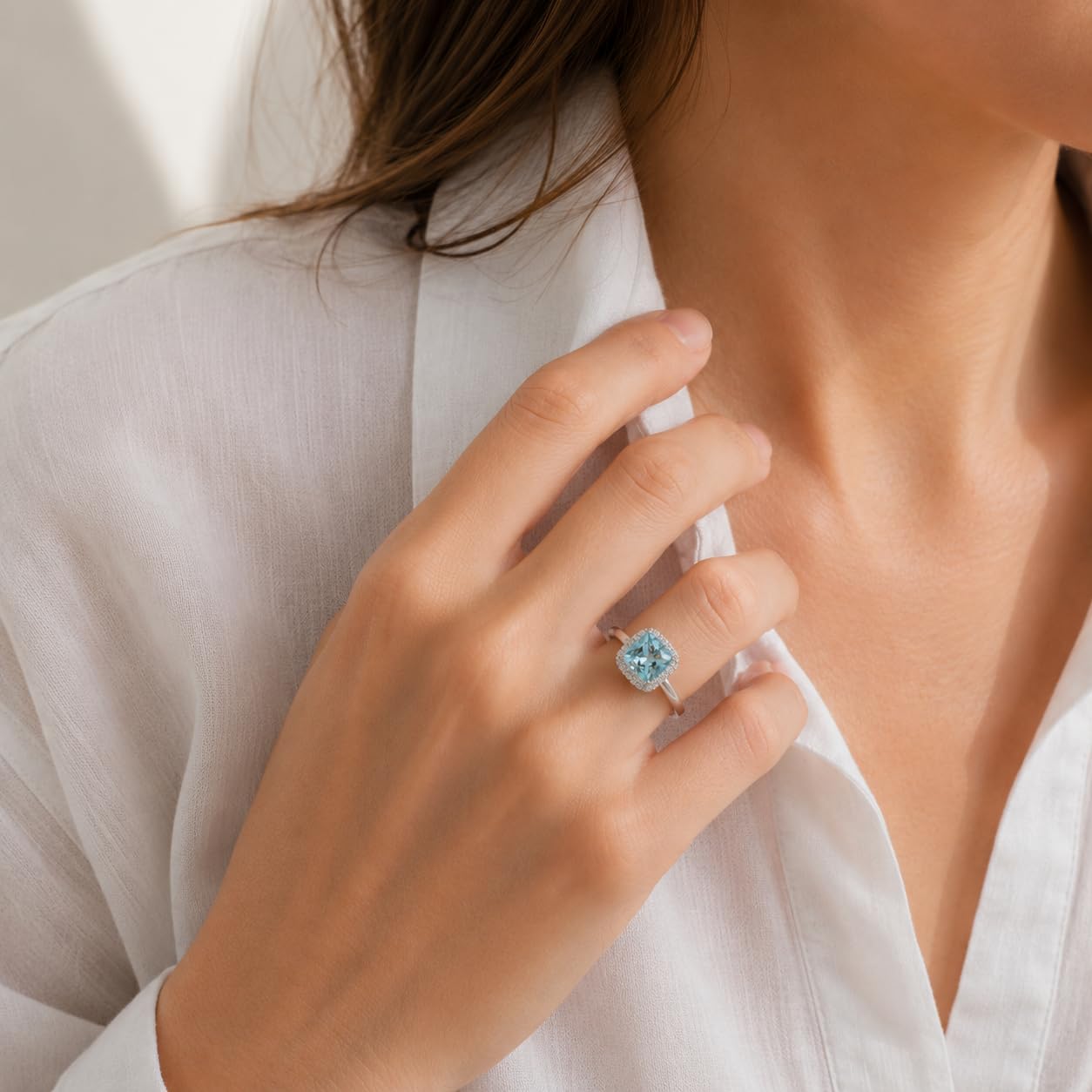 Anillo de plata esterlina con topacio azul y circón