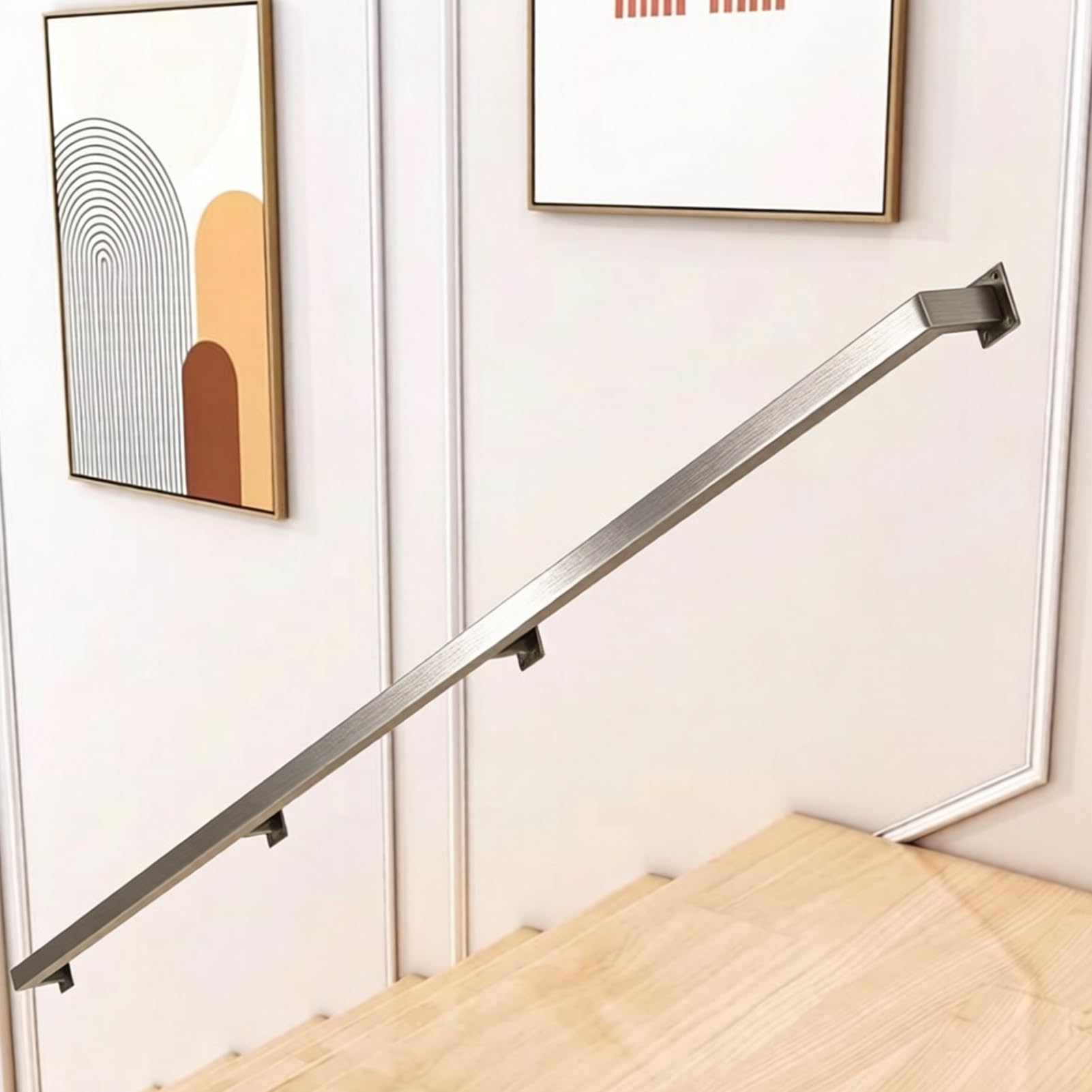 Main courante d'escalier sécurisée pour l'accès au jardin et les marches de la maison